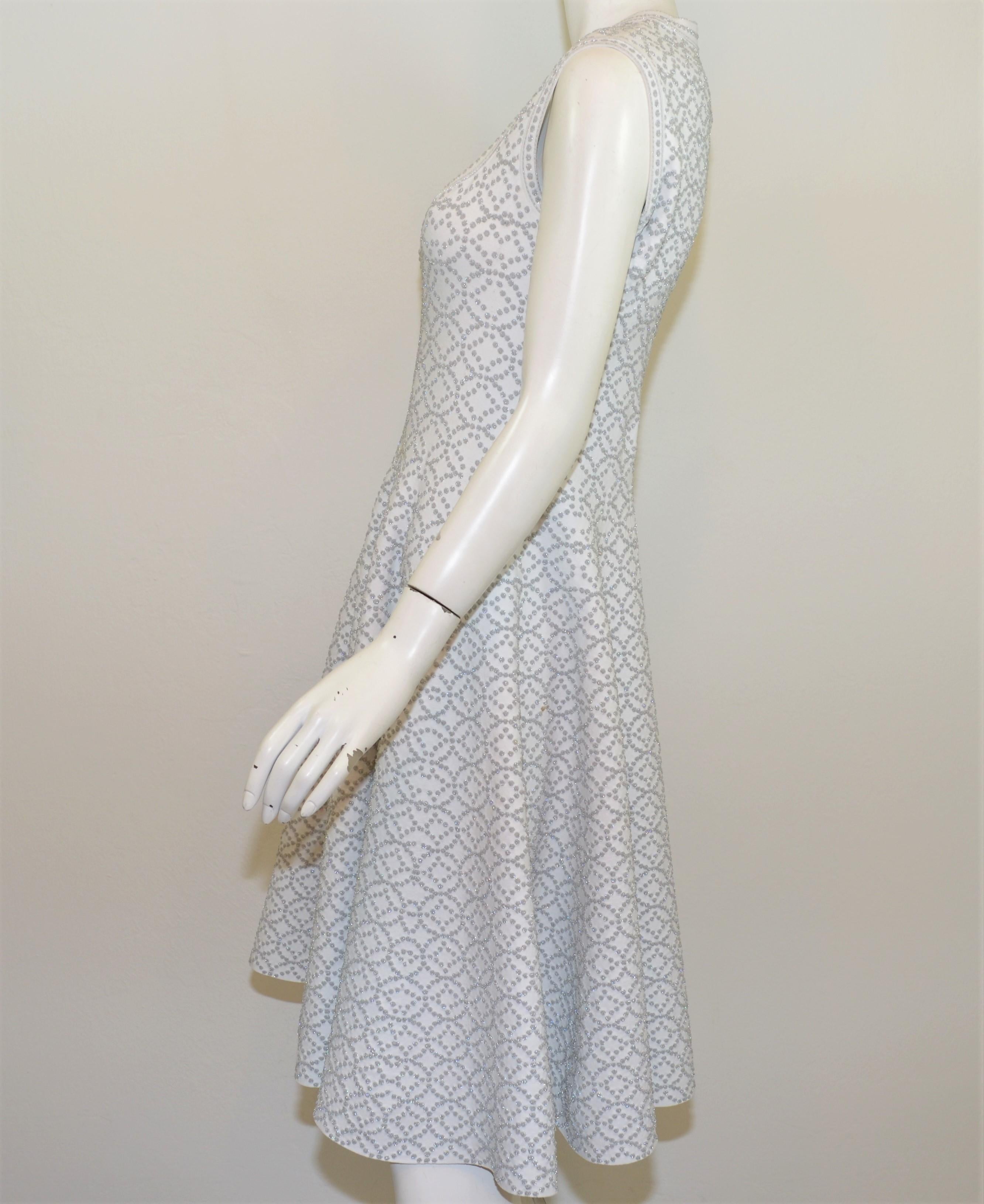 Alaia Weißes, silbernes Kleid mit Schlaghose (Silber) im Angebot