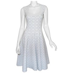 Alaïa - Robe blanche et argentée avec coupe ajustée et évasée