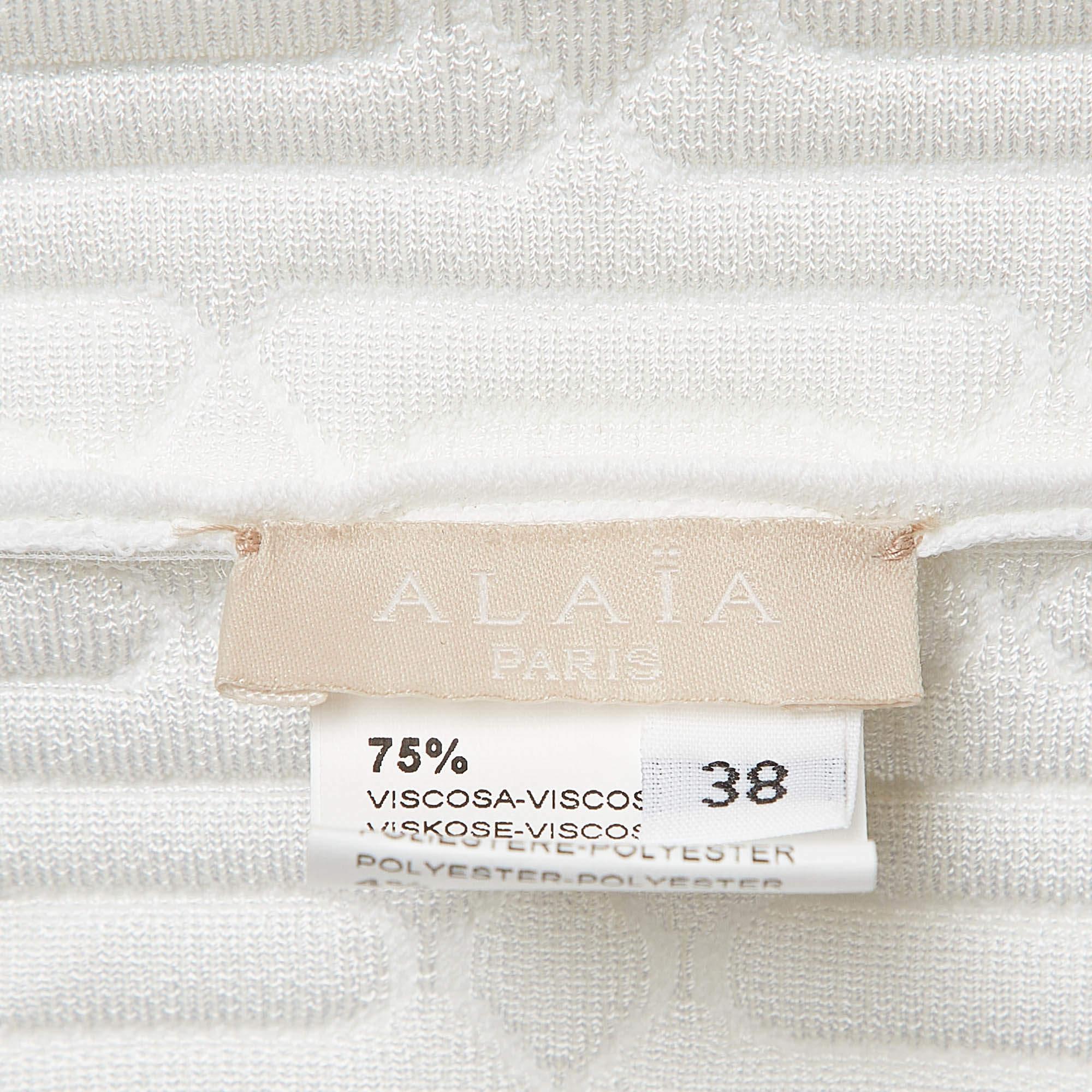Alaïa, mini-robe évasée sans manches en maille blanche texturée, taille M Excellent état - En vente à Dubai, Al Qouz 2