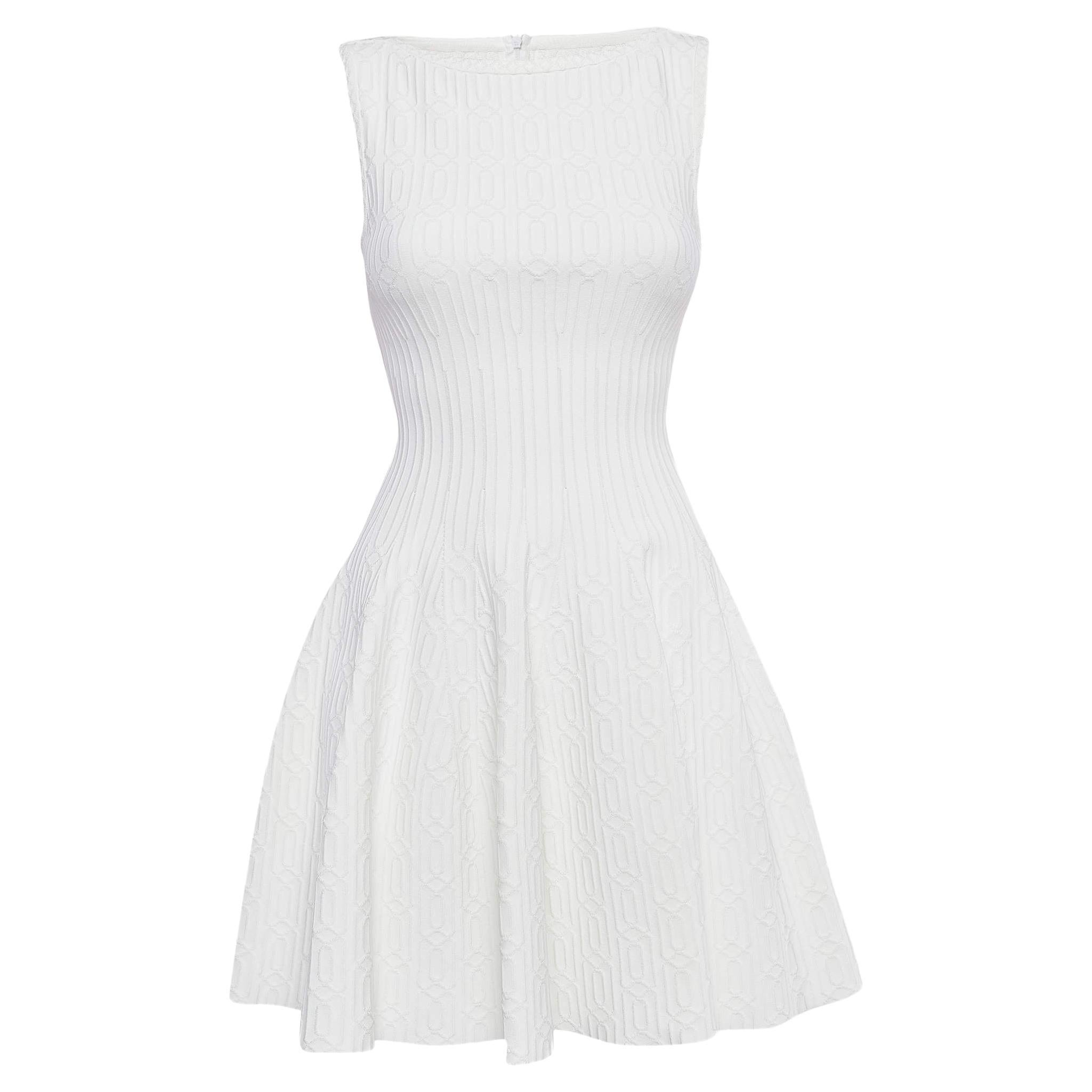 Alaïa, mini-robe évasée sans manches en maille blanche texturée, taille M en vente