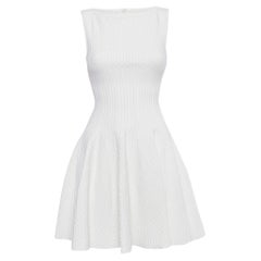 Alaïa, mini-robe évasée sans manches en maille blanche texturée, taille M