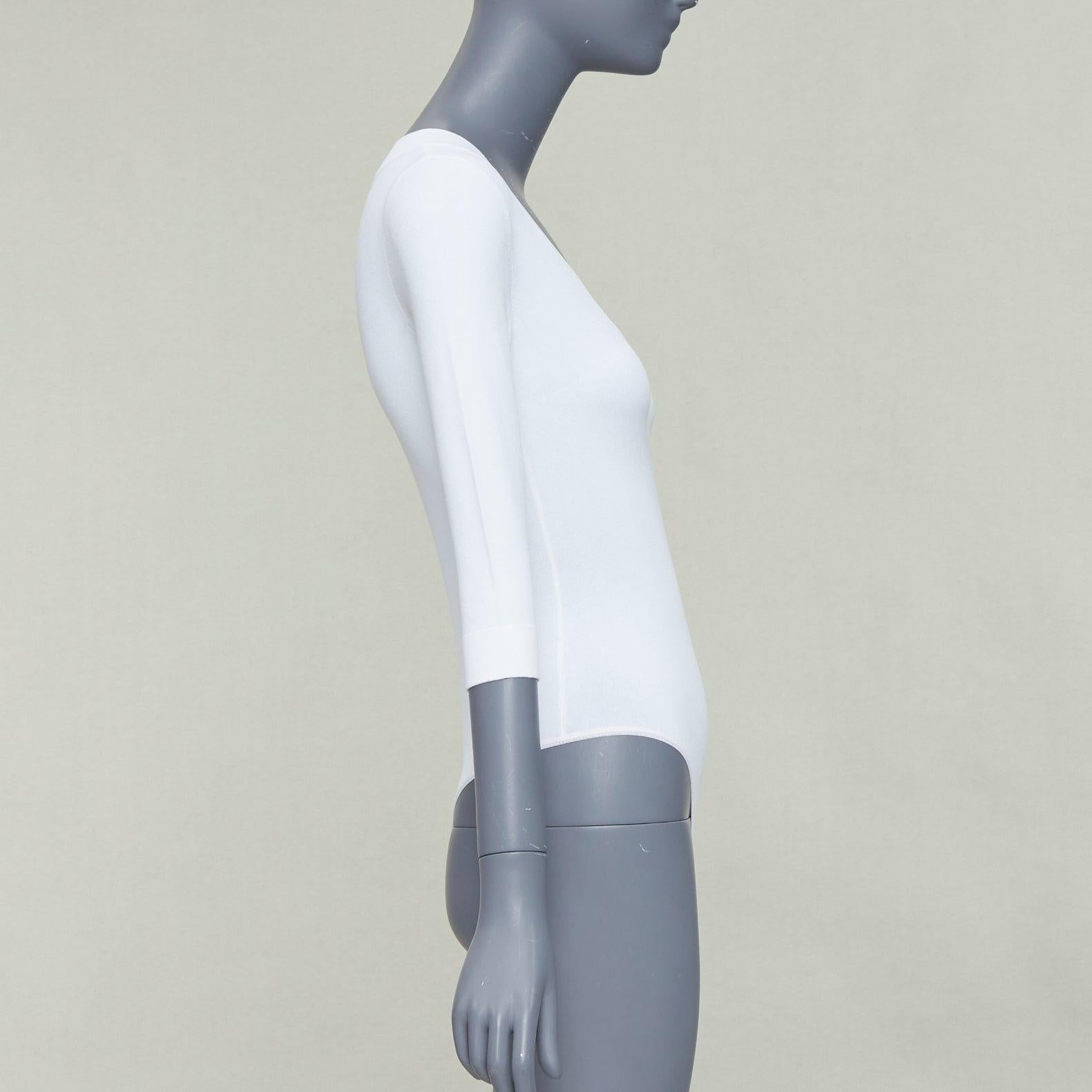 ALAIA top blanco con cuello en pico y mangas 3/4 en mezcla de viscosa FR36 S en Excelente estado para la venta en Hong Kong, NT