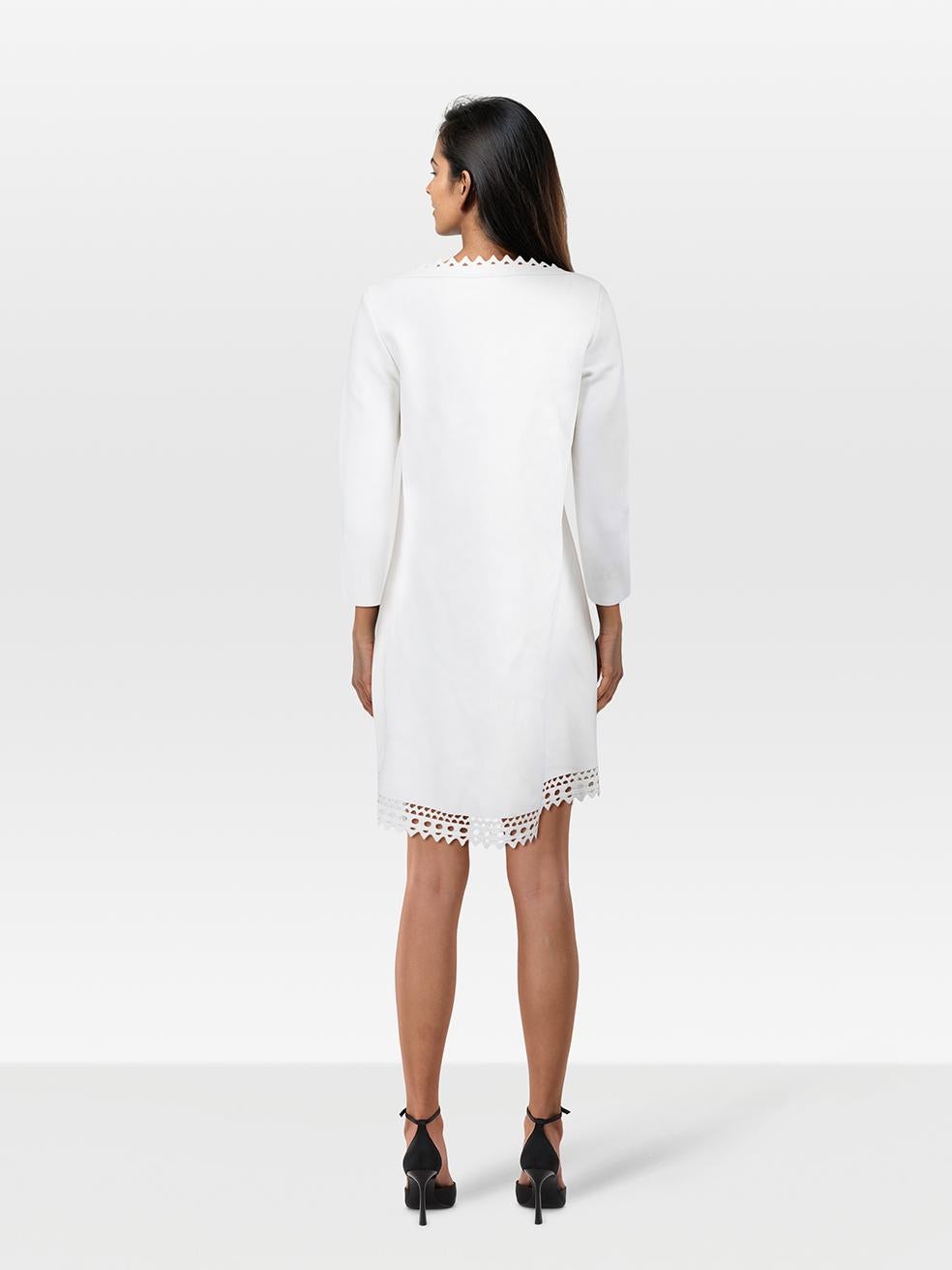 CONDIT ist sehr gut. Das Kleid weist nur minimale Gebrauchsspuren auf. Minimale Abnutzungserscheinungen auf der Vorderseite, an beiden Ärmeln und auf dem Rücken, wo Verfärbungen auf diesem gebrauchten Alaïa-Designer-Wiederverkaufsartikel sichtbar