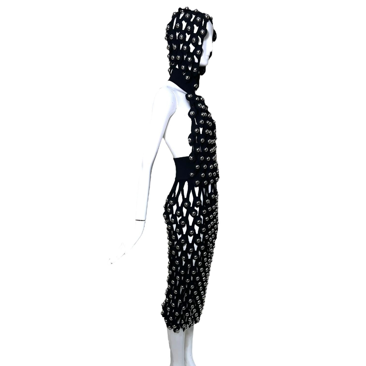 Alaia Winter 2022 Schwarzes Netz-Jersey-Kleid mit Kapuze und Chromkugeln im Zustand „Neu“ im Angebot in Los Angeles, CA