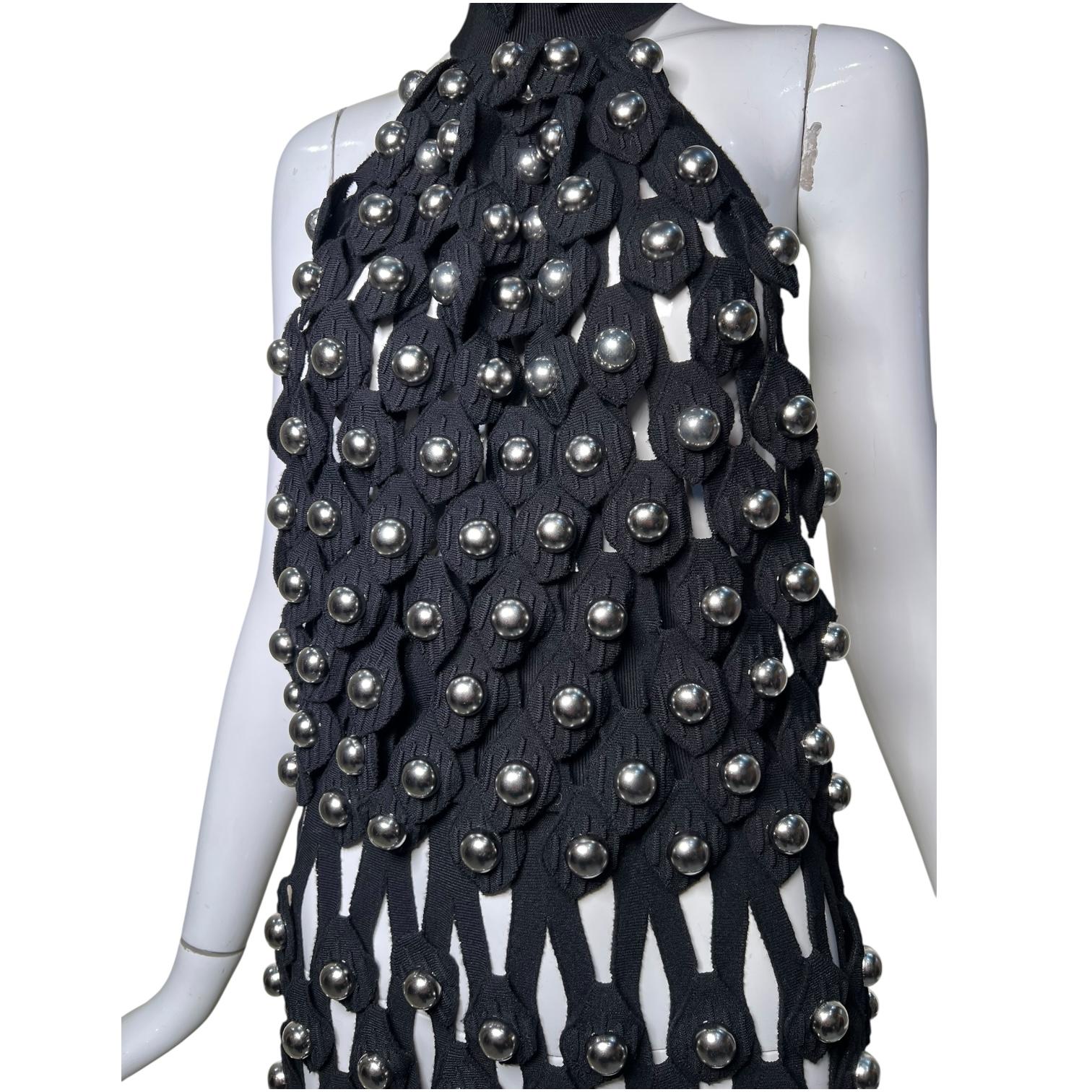 Alaia Winter 2022 Schwarzes Netz-Jersey-Kleid mit Kapuze und Chromkugeln im Angebot 3