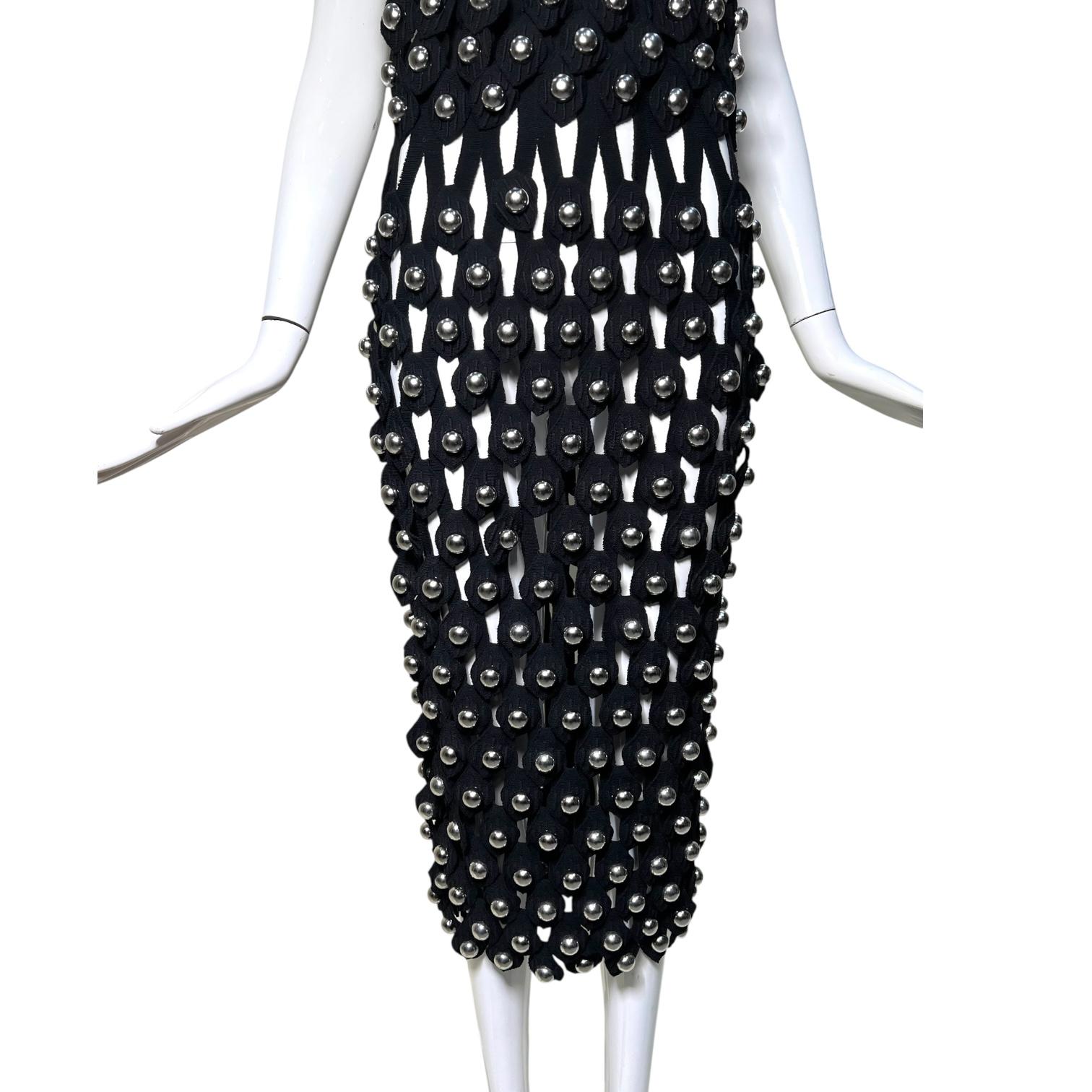 Alaia Winter 2022 Schwarzes Netz-Jersey-Kleid mit Kapuze und Chromkugeln im Angebot 5