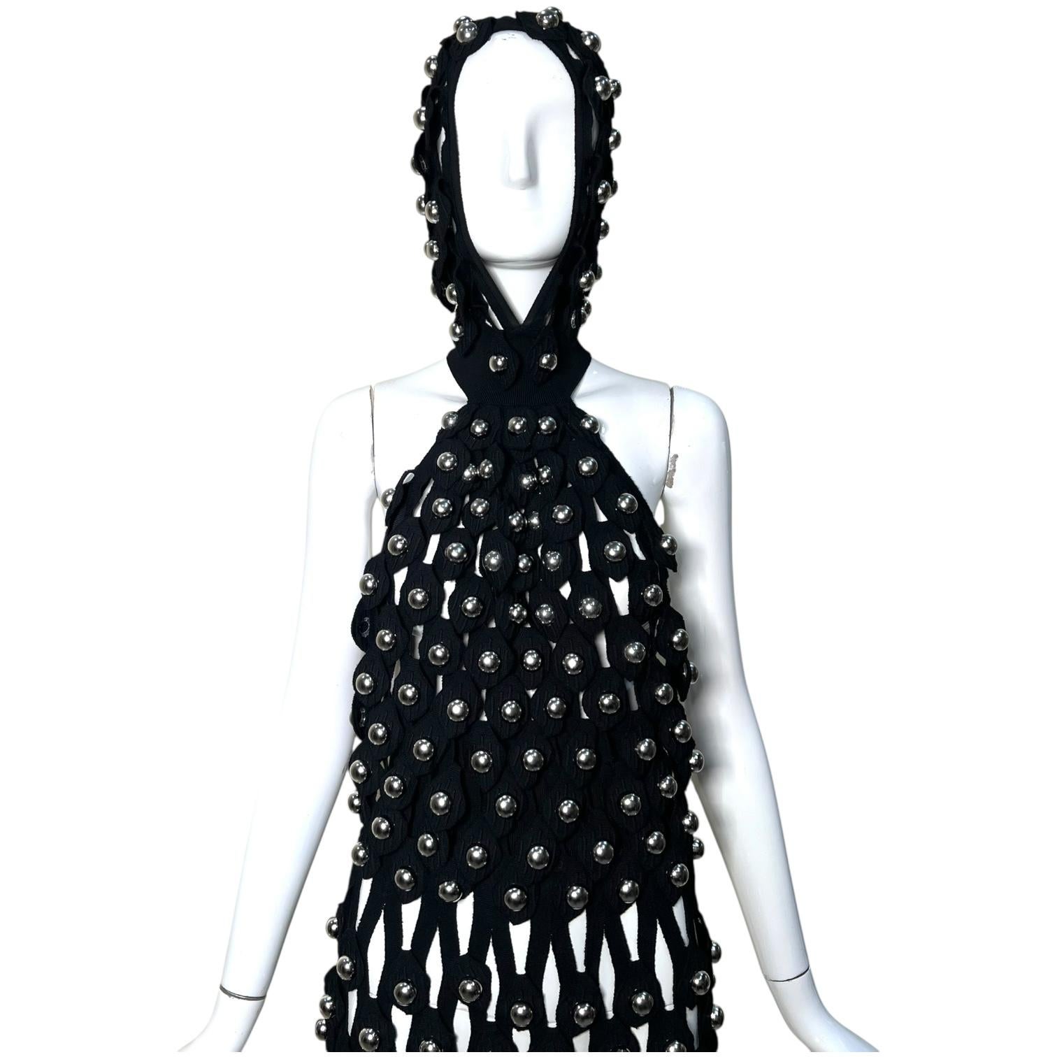 Alaia Winter 2022 Schwarzes Netz-Jersey-Kleid mit Kapuze und Chromkugeln Damen im Angebot