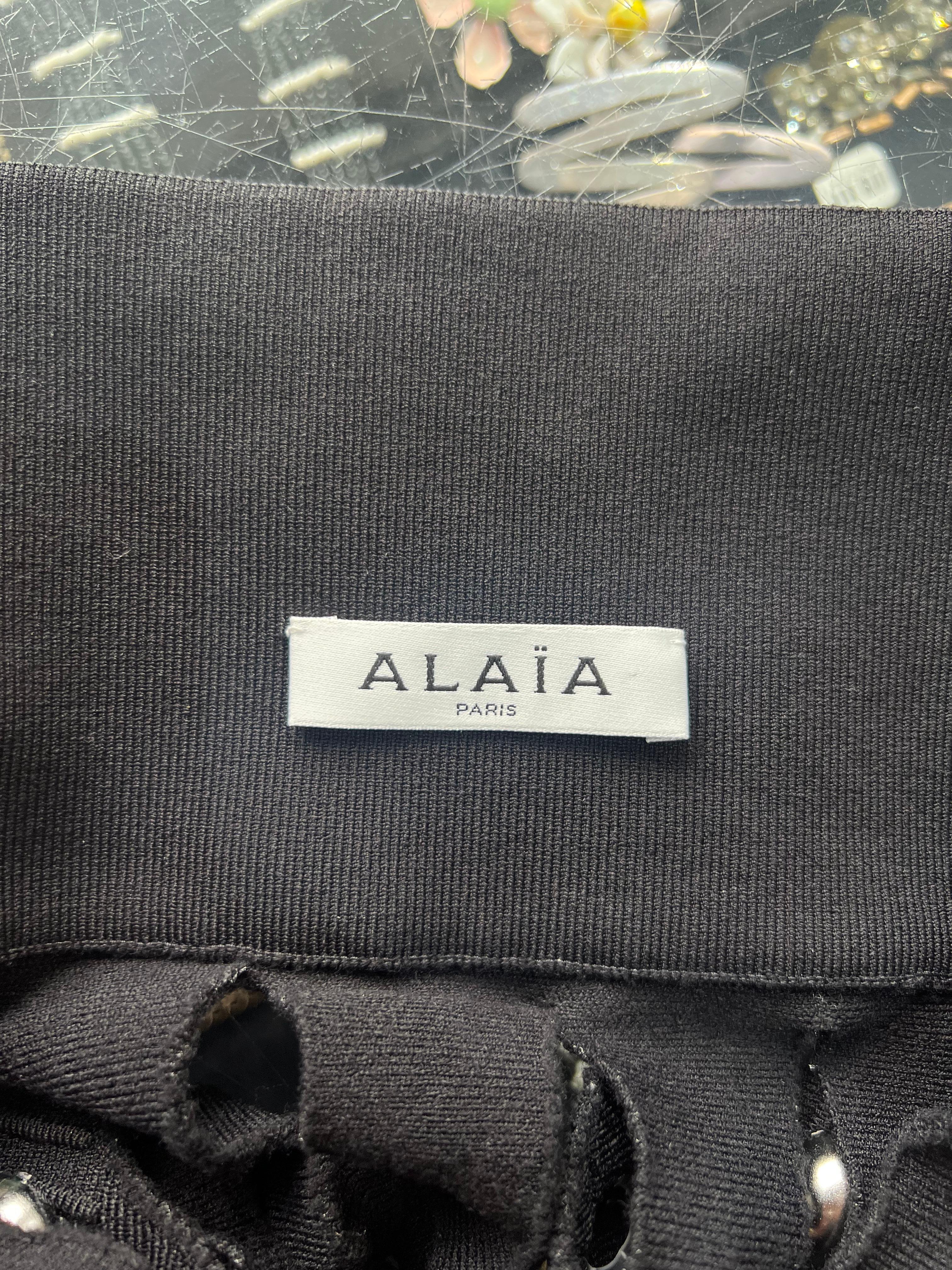 Alaia Winter 2022 Schwarzes Netz-Jersey-Kleid mit Kapuze und Chromkugeln im Angebot 11