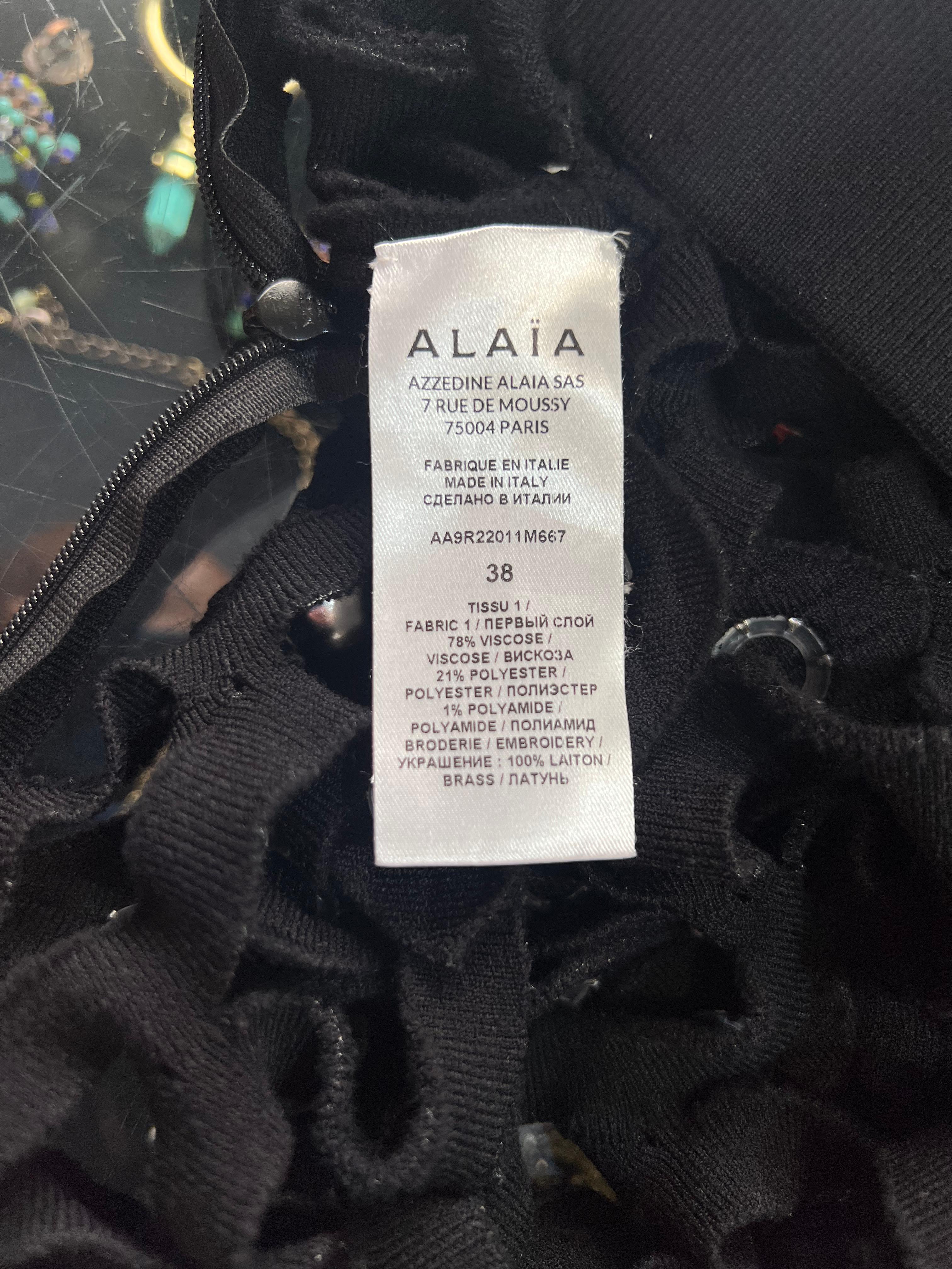 Alaia Winter 2022 Schwarzes Netz-Jersey-Kleid mit Kapuze und Chromkugeln im Angebot 12