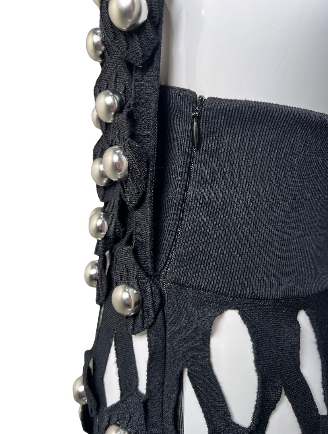 Alaia Winter 2022 Schwarzes Netz-Jersey-Kleid mit Kapuze und Chromkugeln im Angebot 8