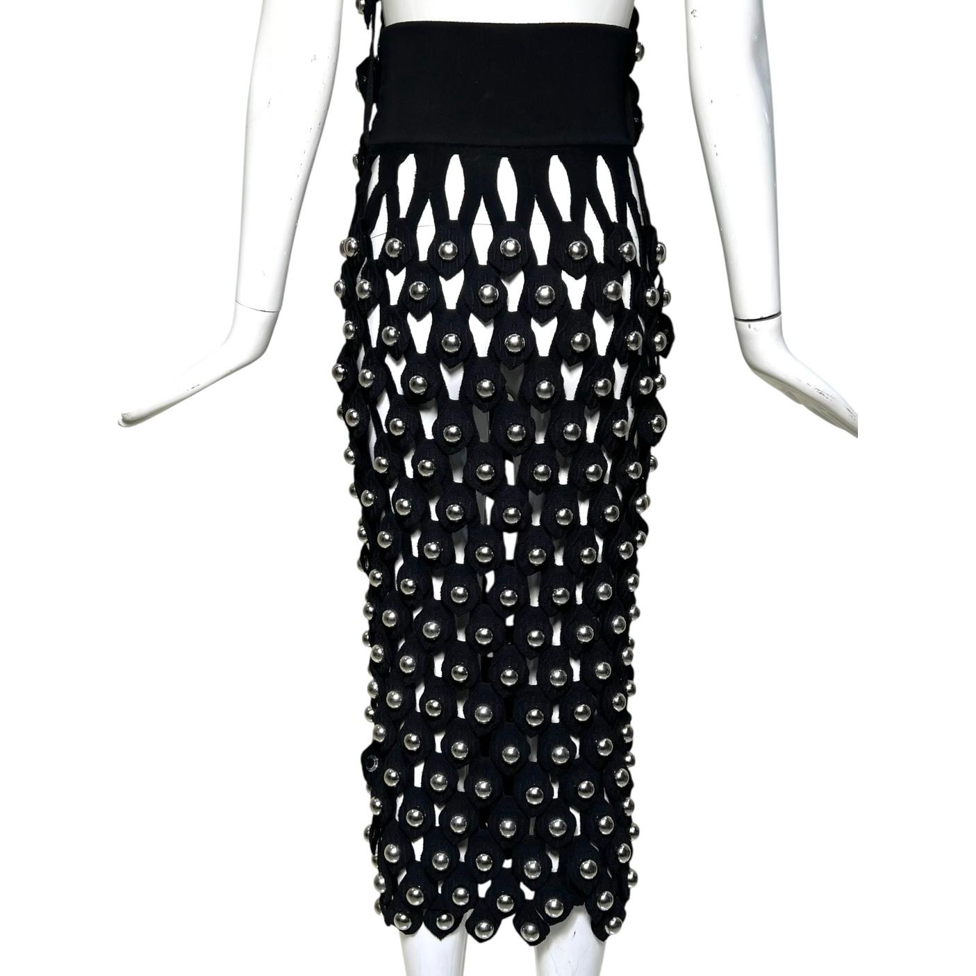 Alaia Winter 2022 Schwarzes Netz-Jersey-Kleid mit Kapuze und Chromkugeln im Angebot 7