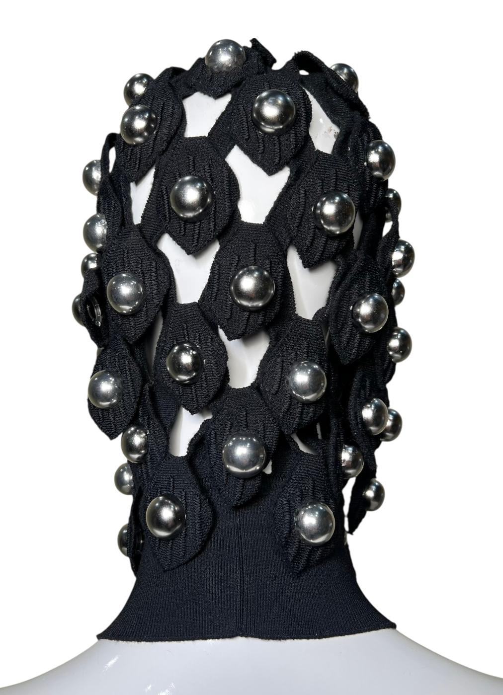 Alaia Winter 2022 Schwarzes Netz-Jersey-Kleid mit Kapuze und Chromkugeln im Angebot 9