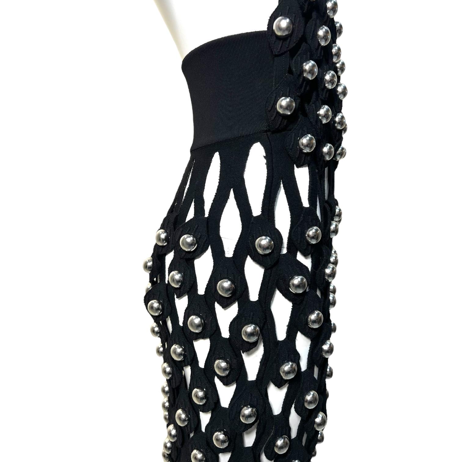 Alaia Winter 2022 Schwarzes Netz-Jersey-Kleid mit Kapuze und Chromkugeln im Angebot 4