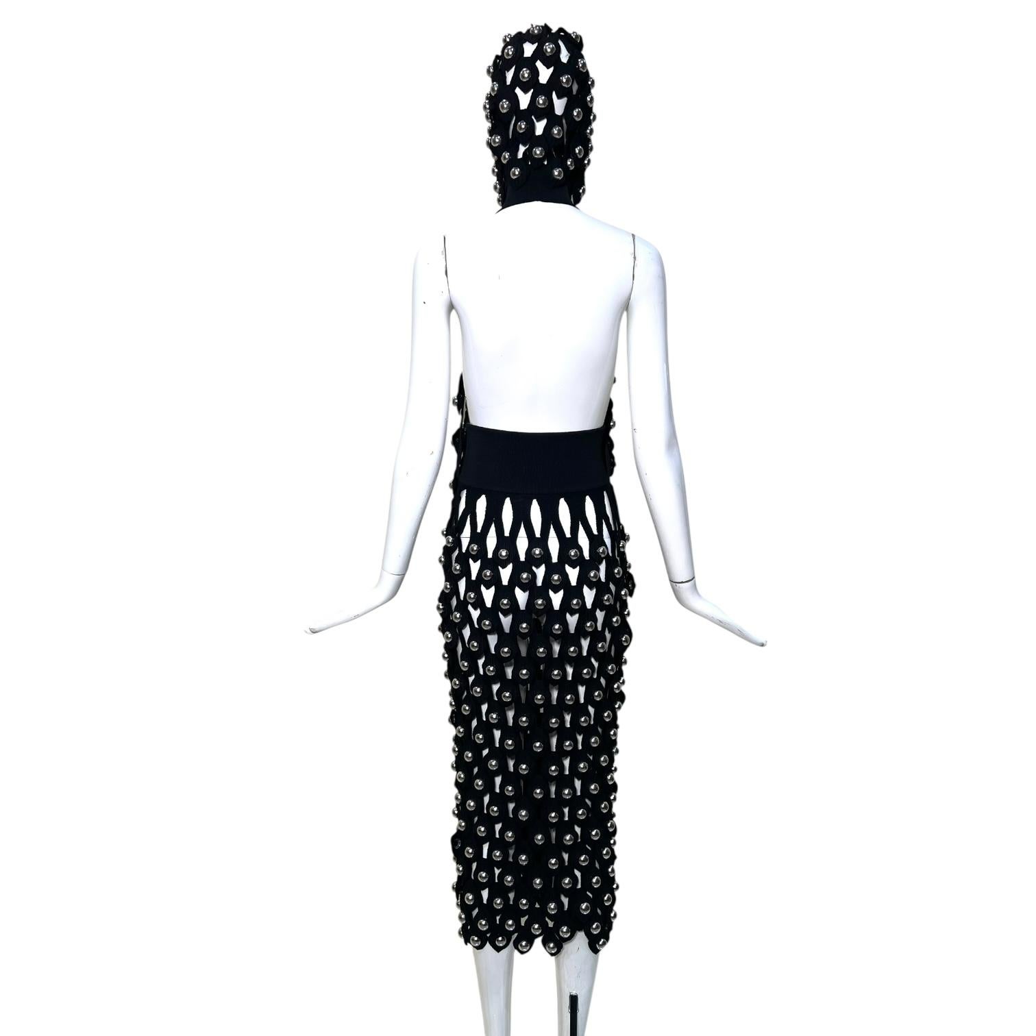Alaia Winter 2022 Schwarzes Netz-Jersey-Kleid mit Kapuze und Chromkugeln im Angebot 6