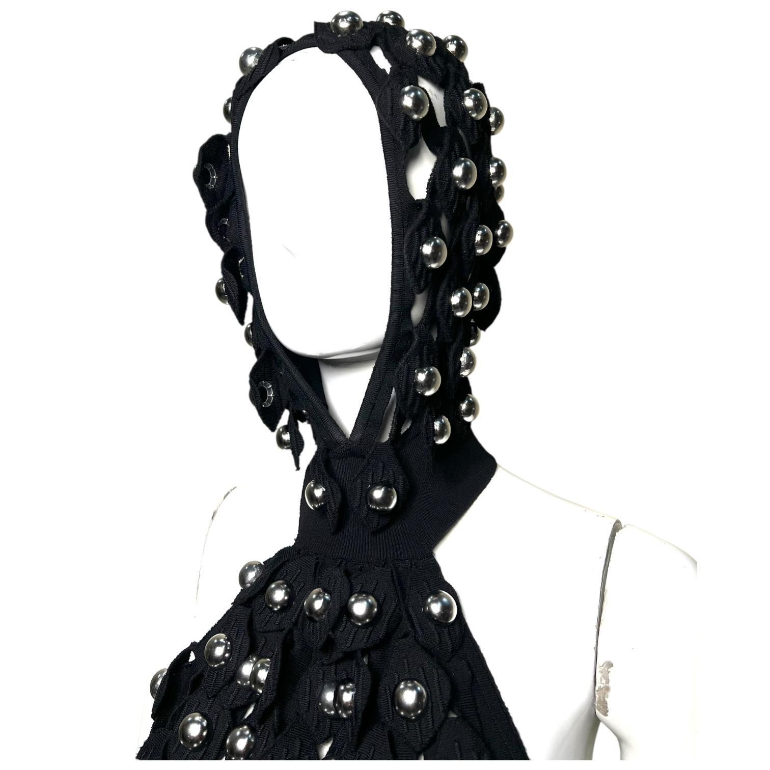Alaia Winter 2022 Schwarzes Netz-Jersey-Kleid mit Kapuze und Chromkugeln im Angebot 2