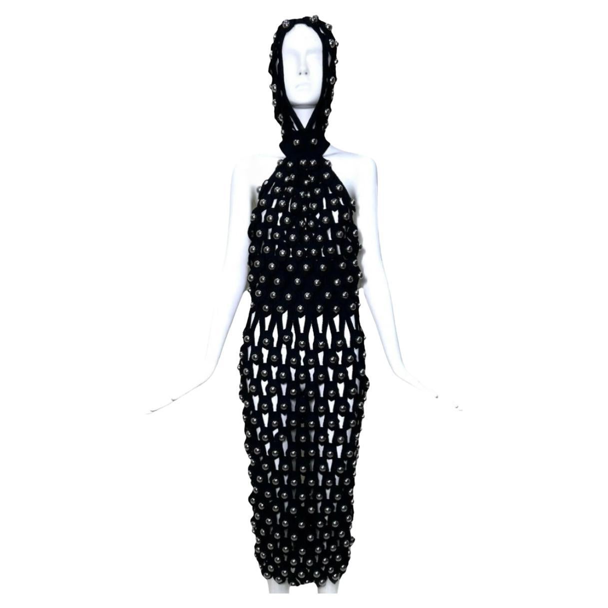Alaia Winter 2022 Schwarzes Netz-Jersey-Kleid mit Kapuze und Chromkugeln im Angebot