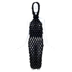 Alaia Invierno 2022 Vestido negro de punto de red con capucha y tachuelas de adorno cromadas
