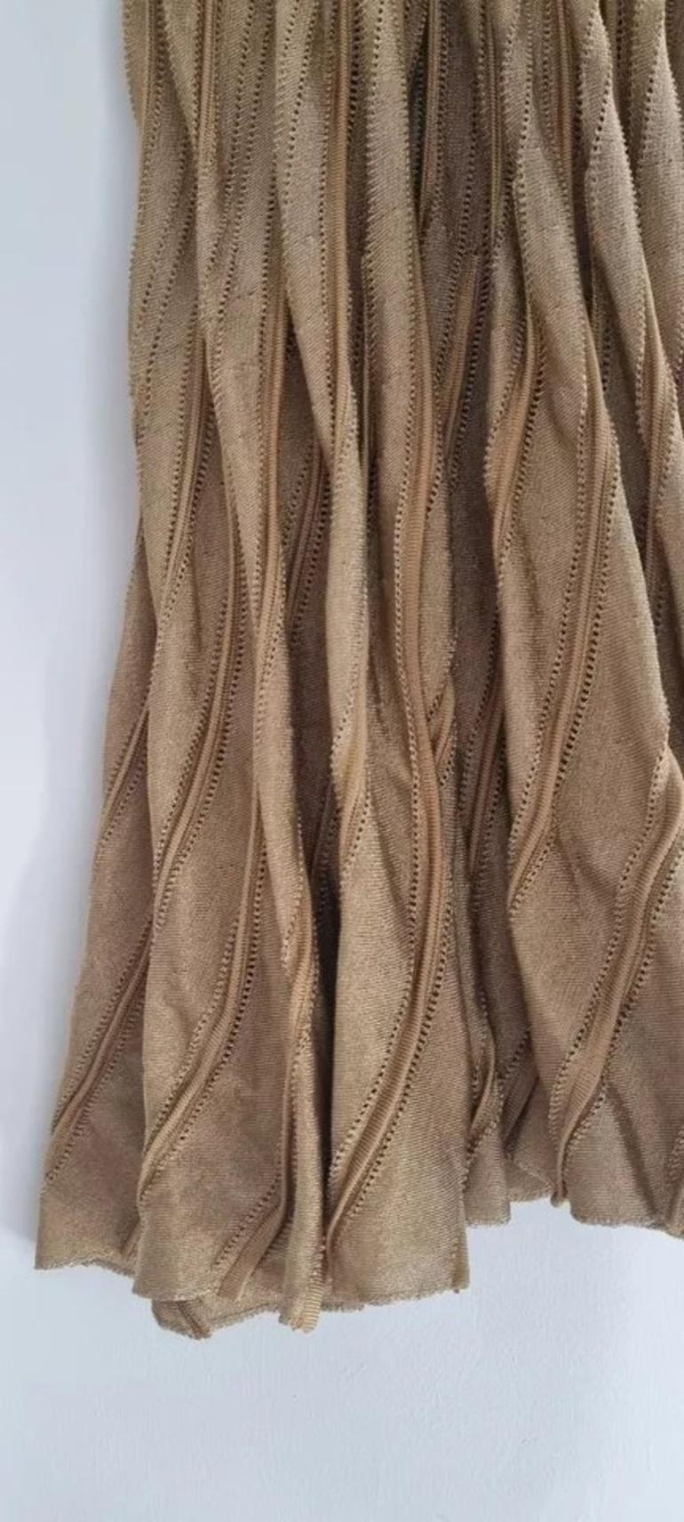 Alaia Damen Fit & Flare 3D Transparentes Kleid aus geripptem Lurex mit V-Ausschnitt und goldenem Maxi Größe 42 im Angebot 6