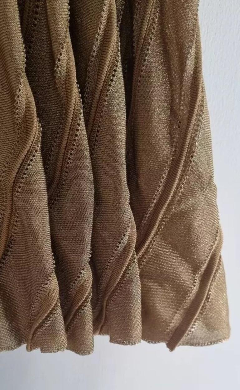 Alaia Damen Fit & Flare 3D Transparentes Kleid aus geripptem Lurex mit V-Ausschnitt und goldenem Maxi Größe 42 im Angebot 7