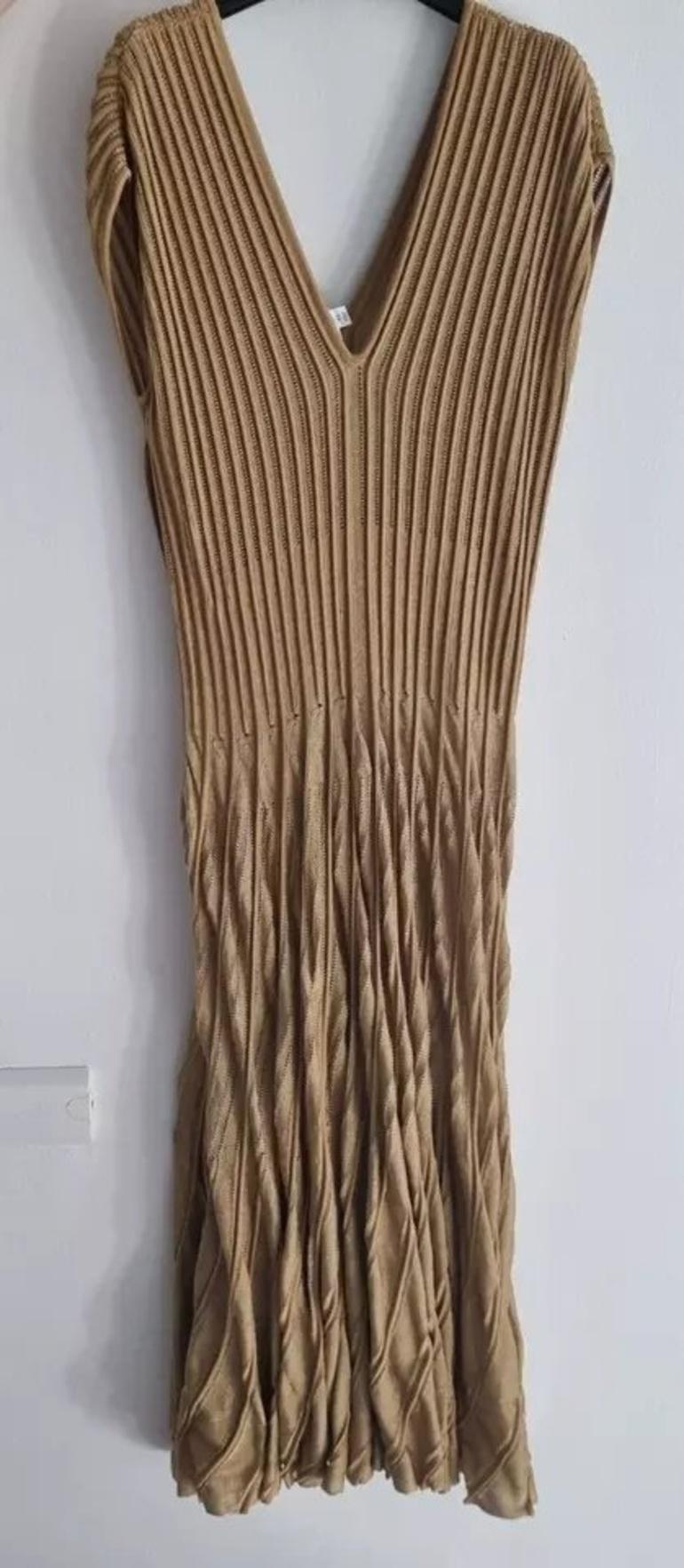 Alaia Damen Fit & Flare 3D Transparentes Kleid aus geripptem Lurex mit V-Ausschnitt und goldenem Maxi Größe 42 im Angebot 1