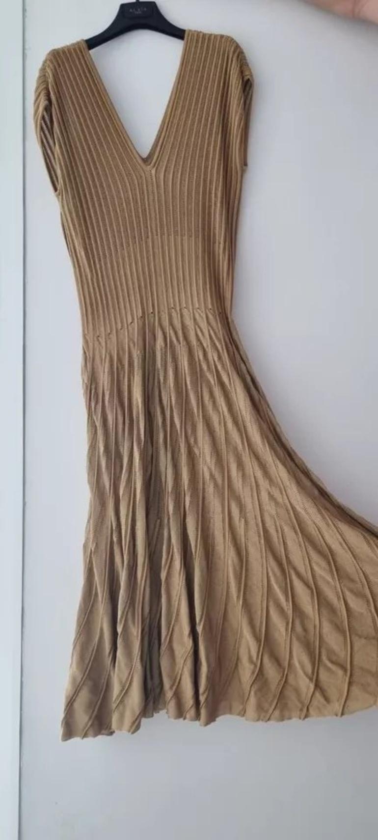 Alaia Damen Fit & Flare 3D Transparentes Kleid aus geripptem Lurex mit V-Ausschnitt und goldenem Maxi Größe 42 im Angebot 2