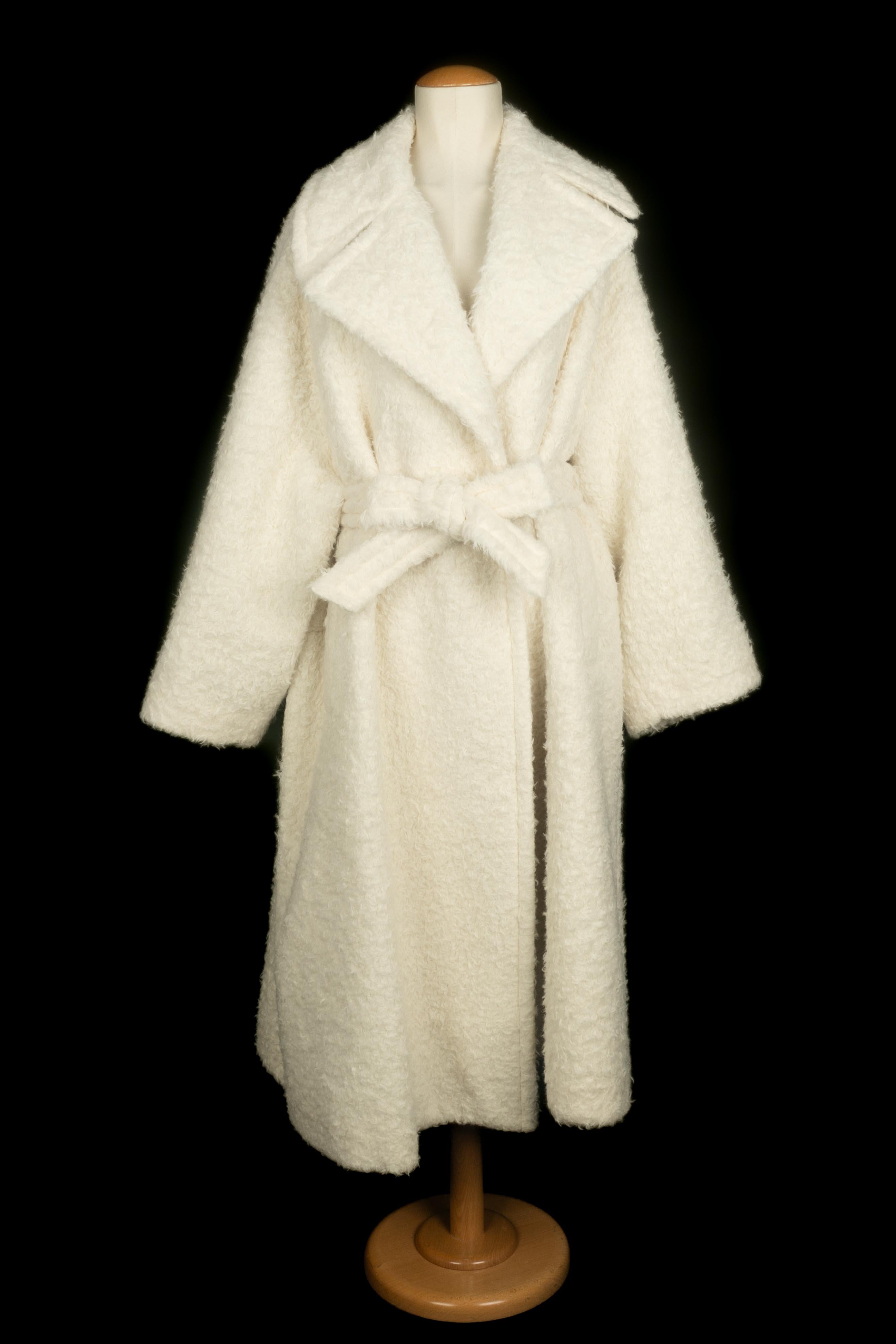 ALAÏA - (Made in France) Cappotto lungo in alpaca e cotone bianco. Indicata la taglia 42FR.

Condizioni:
Ottime condizioni

Dimensioni:
Larghezza spalle: 55 cm - Lunghezza maniche: 60 cm - Lunghezza: 125 cm

SKU:M35