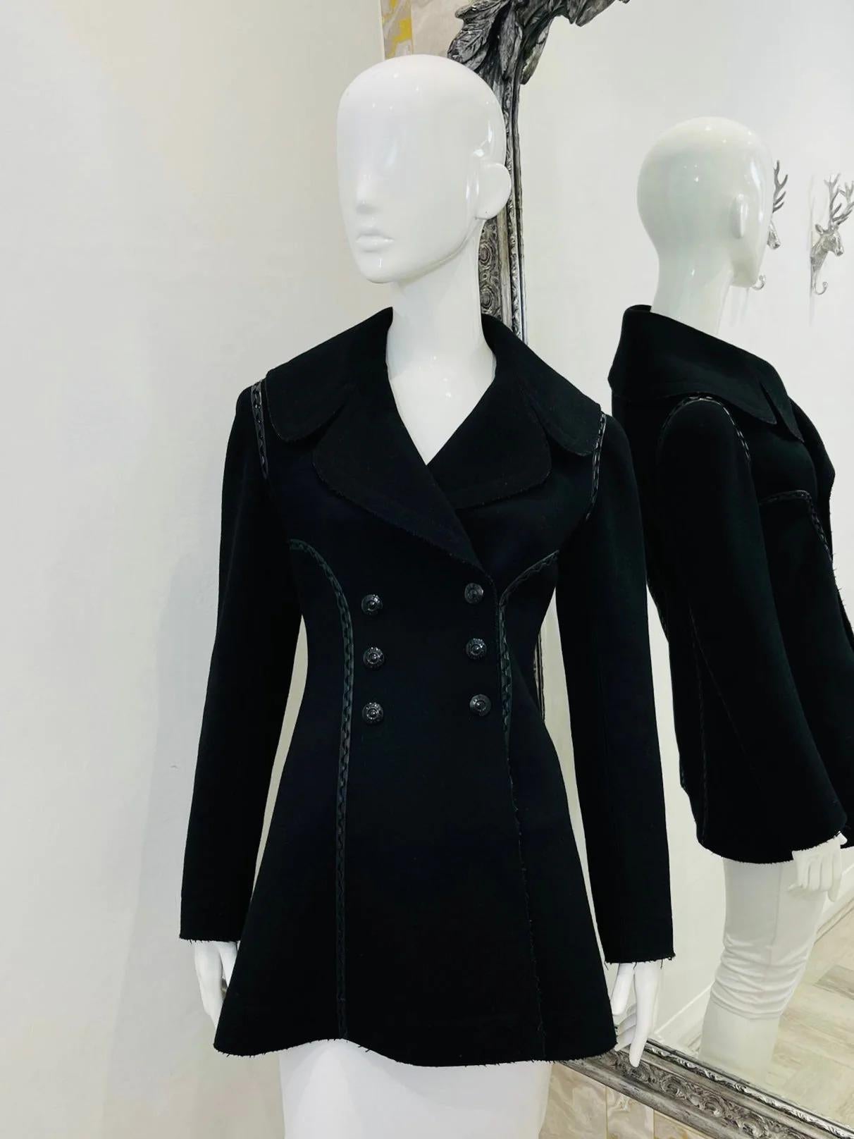 Alaia Manteau en laine avec garniture en cuir

Coupe évasée noire, double boutonnage.

Informations complémentaires :
Taille - 38FR (plus petit)
Composition - Laine, cuir
Condit - Très bon (légers signes d'usure)