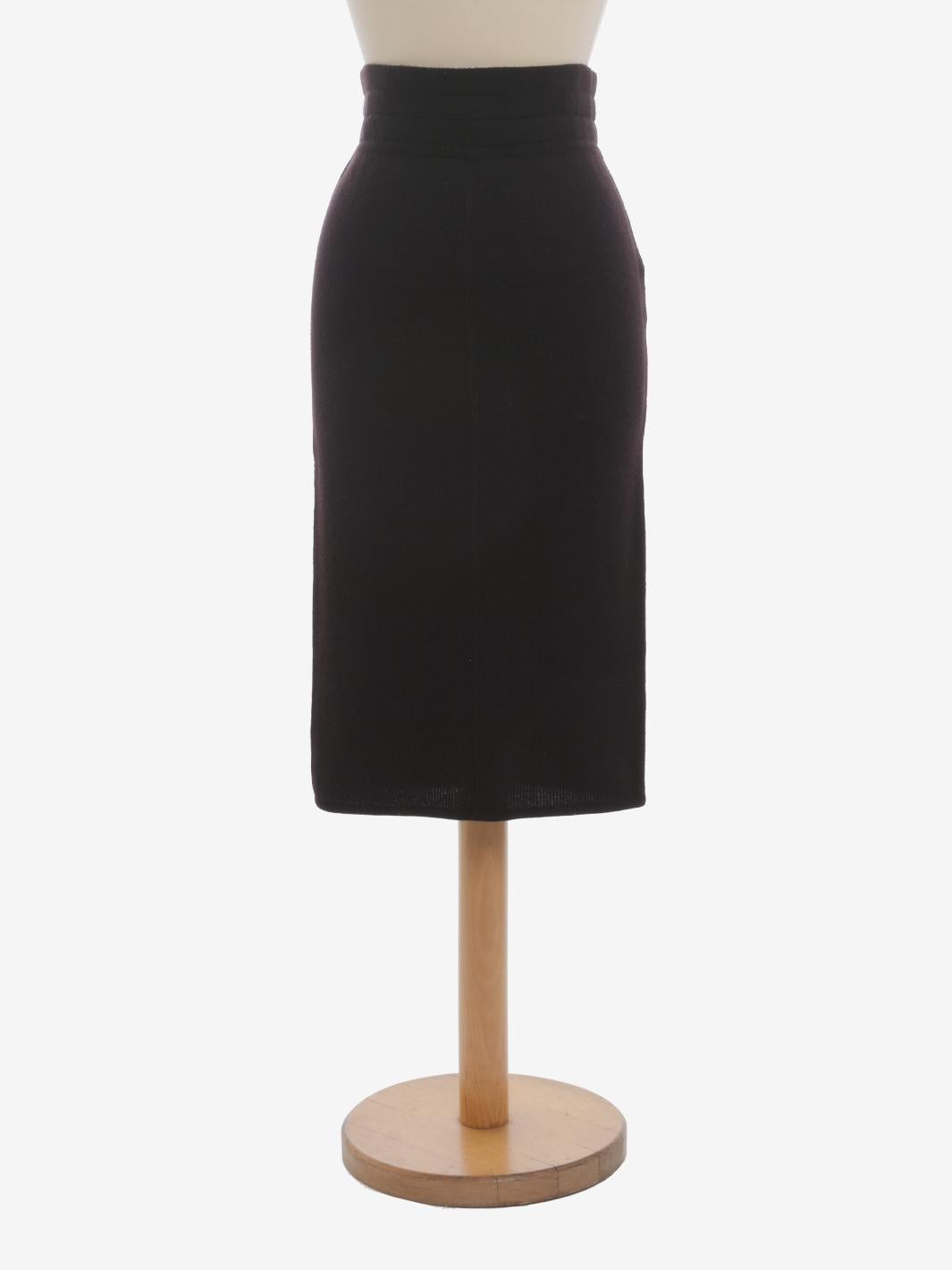 Alaïa Wool Pencil Skirt is a rare longuette made by Azzedine Alaïa in the second half of 1980s characterized by the iconic raised seams that draw the figure with geometric lines, elasticated waistband with back belt loop and made of fine virgin