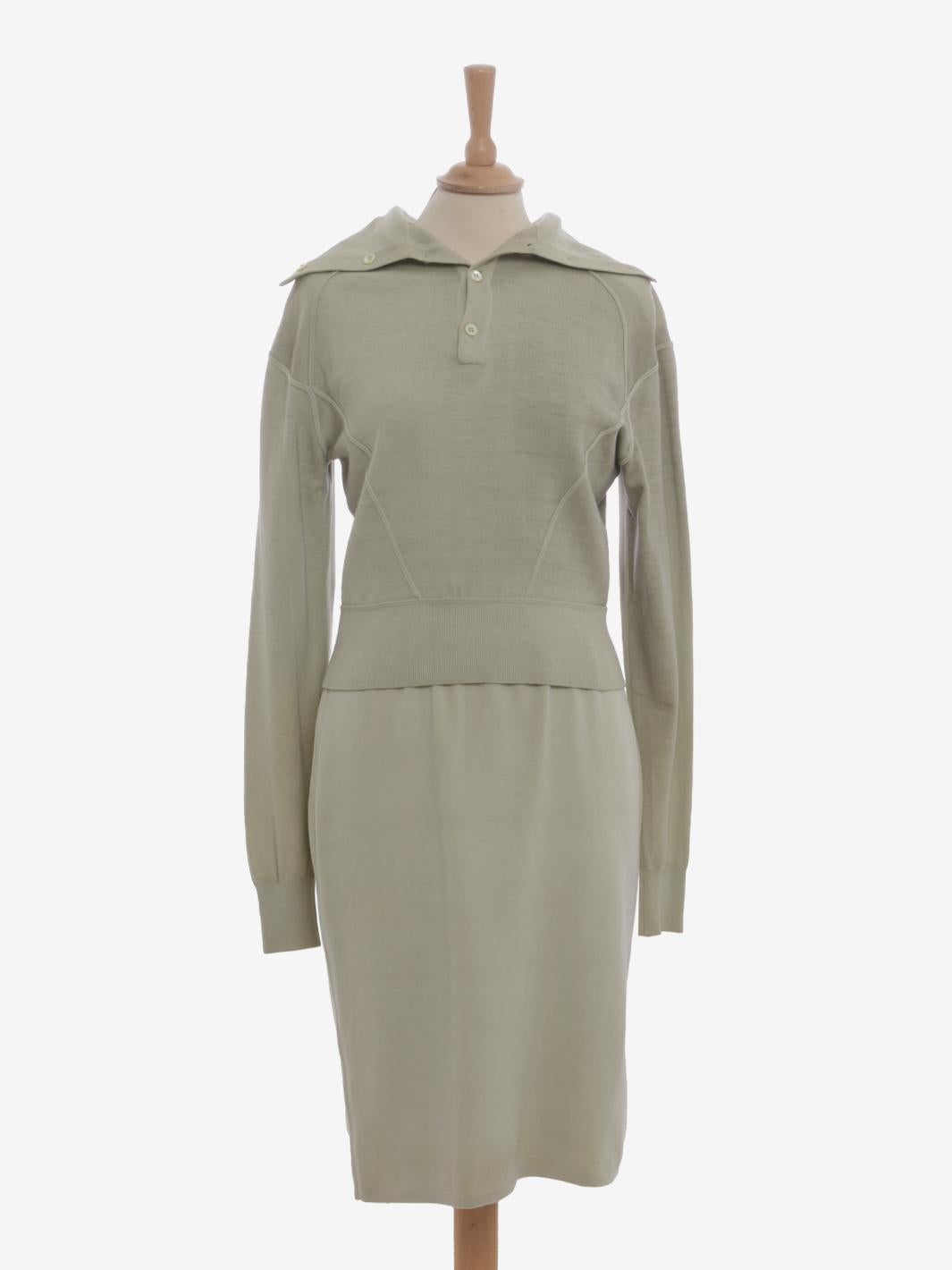 Alaïa Wool Sage Suit is a rare suit made by Azzedine Alaïa in the second half of 1980s characterized by the iconic raised seams that draw the figure with geometric lines, elasticated cuffs and on the waistband of the skirt Made of fine virgin