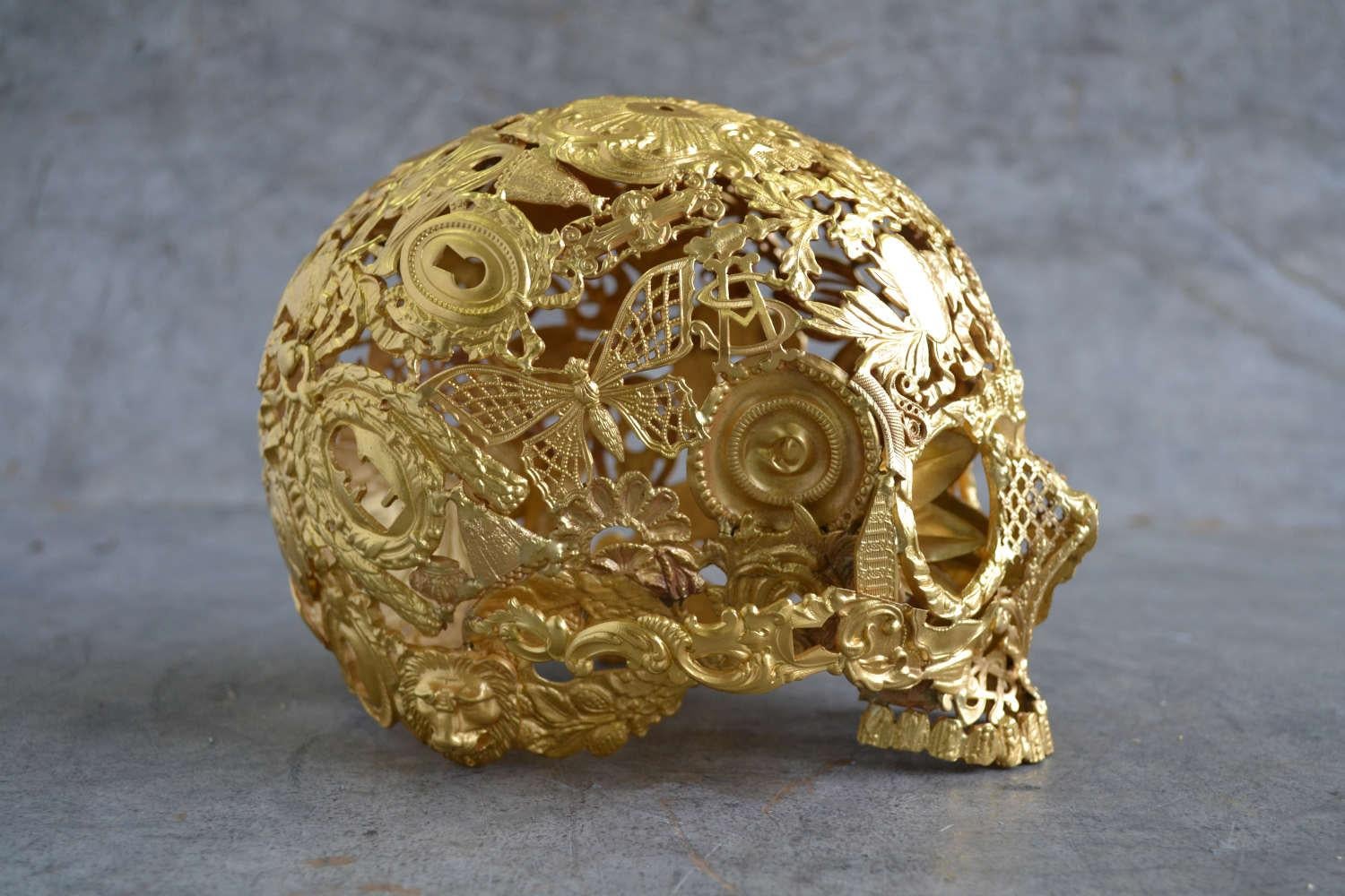 Niño dorado - Escultura calavera de bronce - Pieza única - Figurative Sculpture Oro de Alain BELLINO