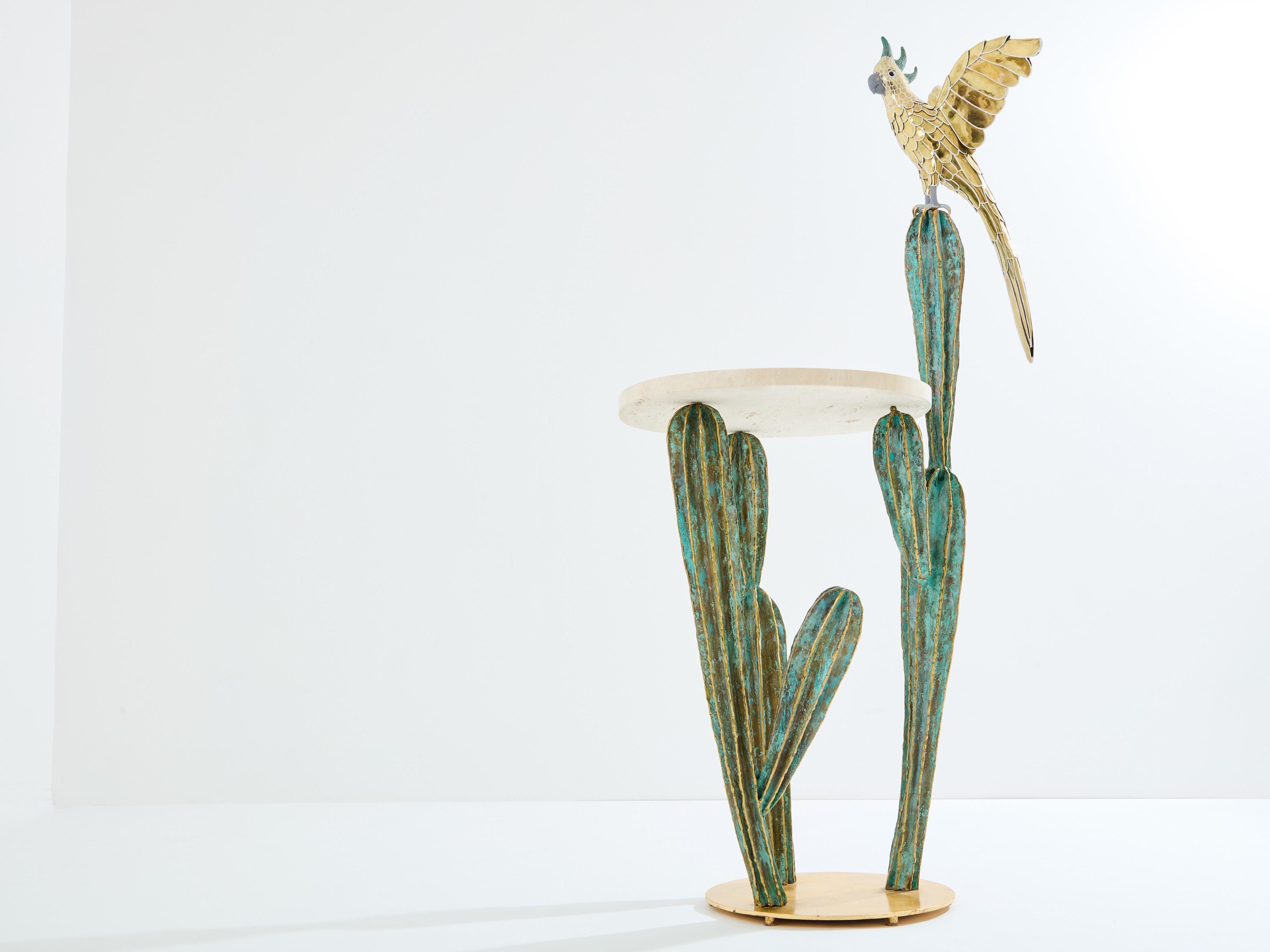 Cette table console unique en forme de sculpture de cactus et de perroquet signée Alain Chervet a été conçue en 1989. La base de la console est en laiton doré, supportant une belle structure de cactus en bronze vert de gris avec un plateau ovale en