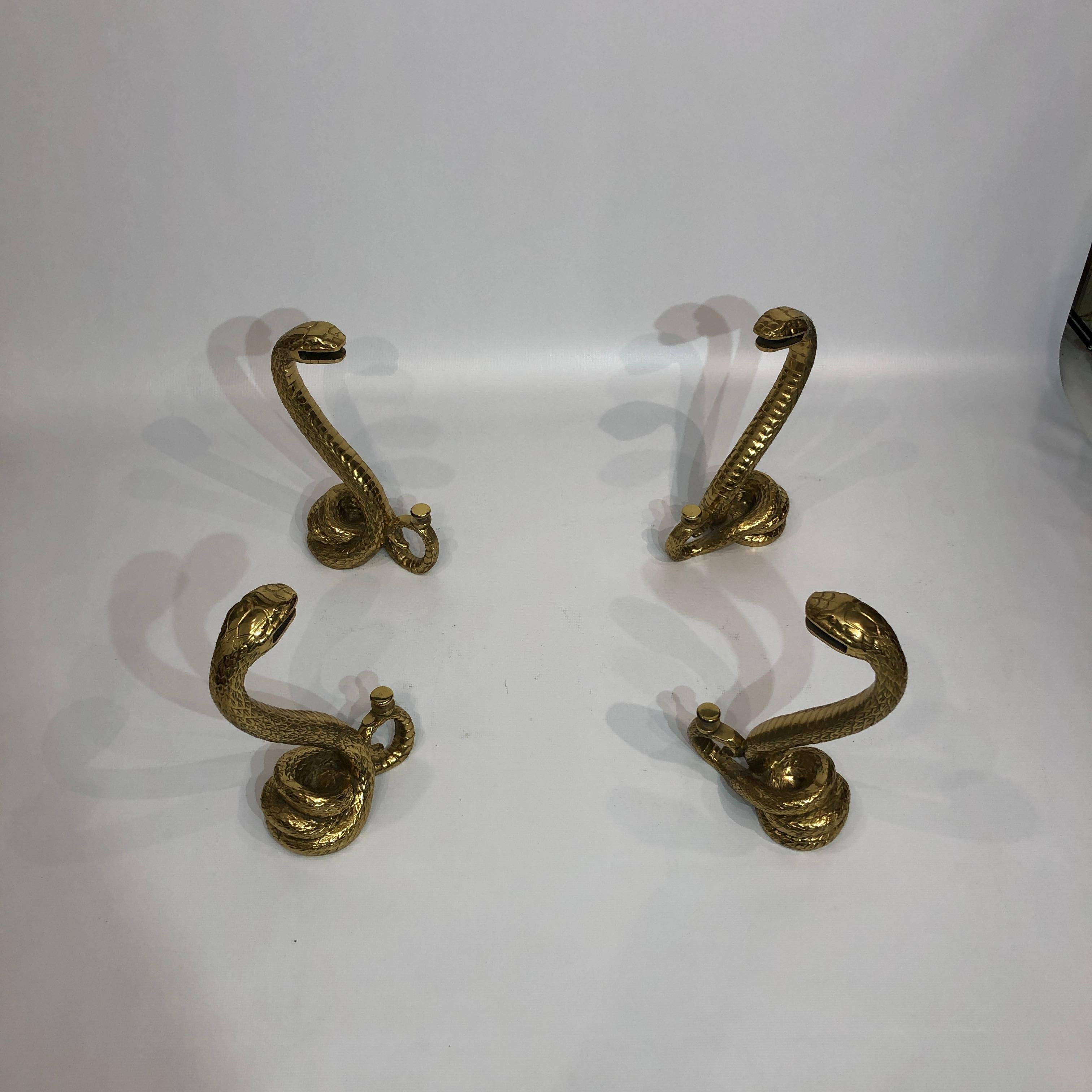 Cette table basse, tout à fait à la manière du designer français Alain Chervet, se compose de quatre serpents individuels en laiton. Délicatement moulés, les serpents sont conçus pour contenir deux vitres : une plus petite vers le bas, puis une plus