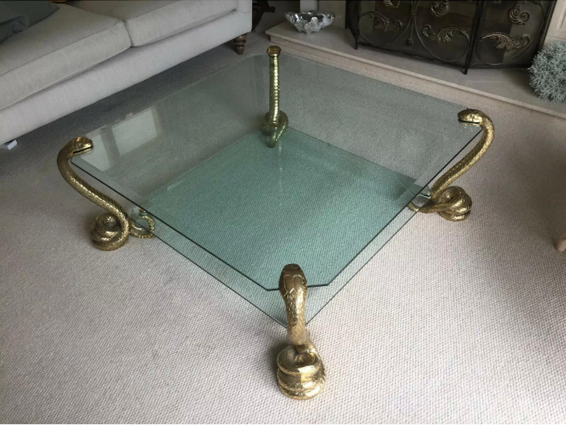 Français Base de table basse serpents en laiton Alain Chervet en verre Hollywood Regency des années 1970 en vente
