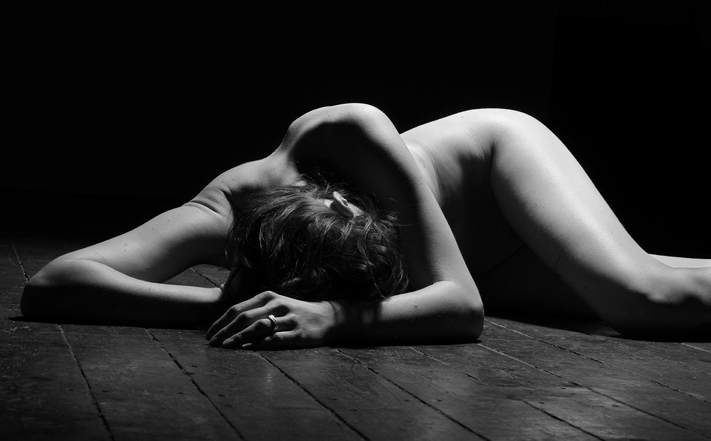 ALAIN DAUSSIN  Nude Photograph - layer on the floor