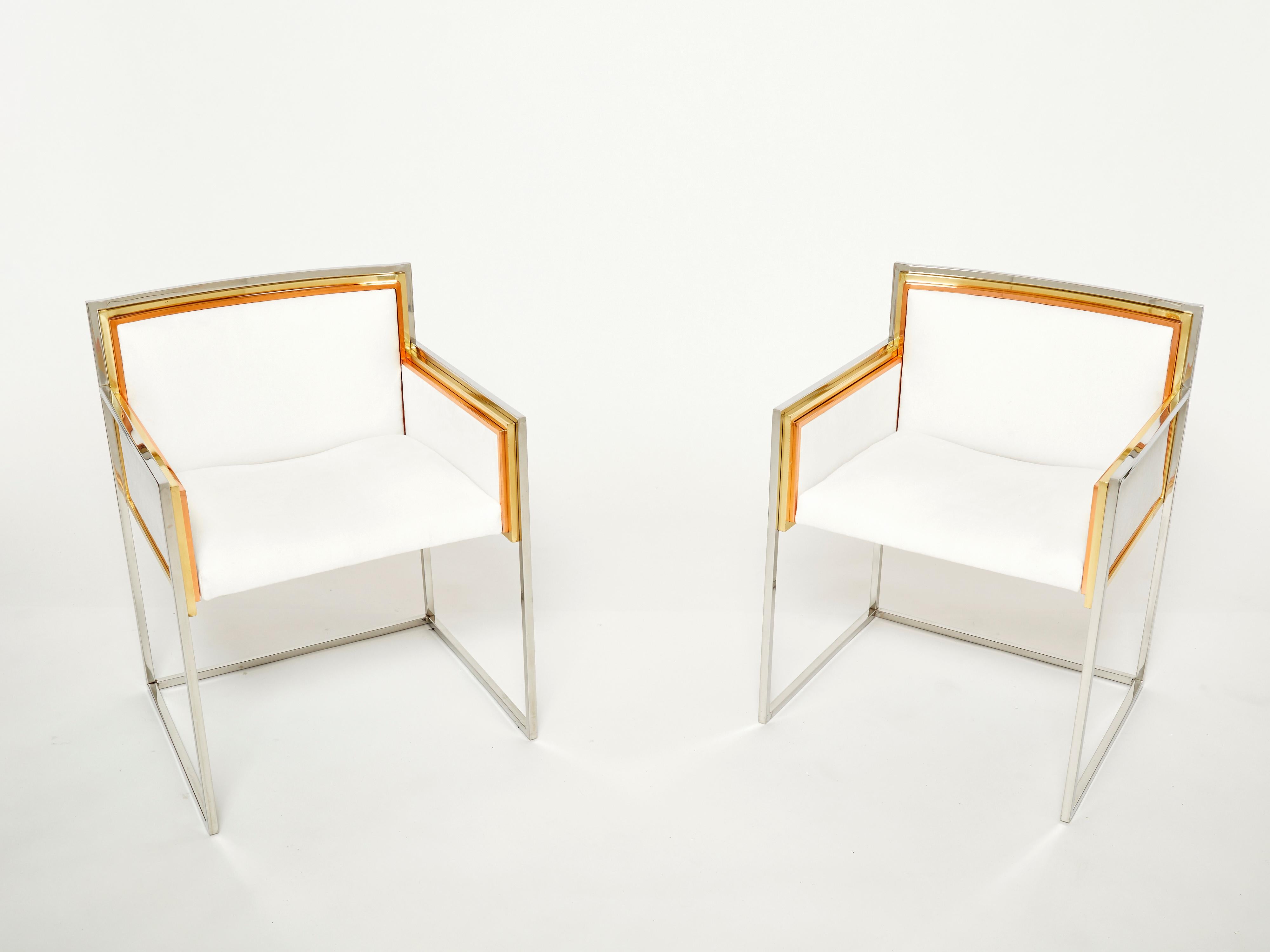 Der weiße Alcantara-Stoff und die Mischung aus Metallen mit Messing-, Kupfer- und Chromschichten bilden das dekorative Gestell dieses schönen und seltenen Sesselpaars, das von Alain Delon entworfen und 1972 von Maison Jansen herausgegeben wurde. Ein