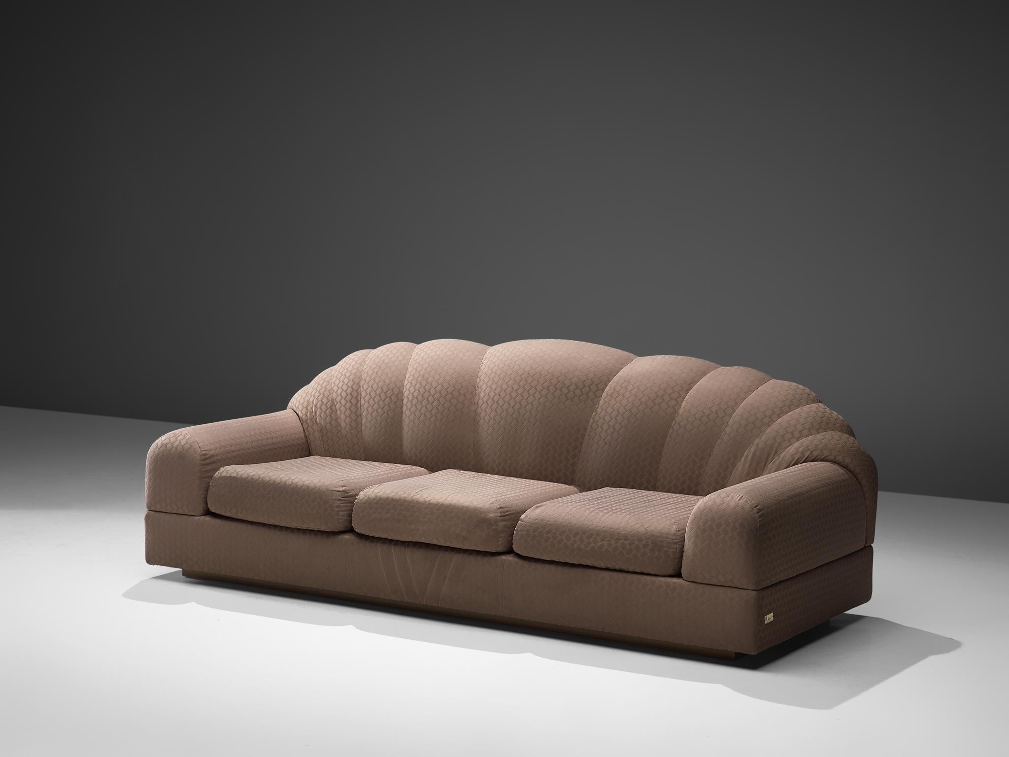 Alain Delon für Maison Jansen, Dreisitzer-Sofa, Stoff, Frankreich, 1970er Jahre.

Dieses verschnörkelte, bequeme Sofa hat ein starkes und verspieltes Design. Der hohe, geflochtene Rücken gibt dem Sitzenden perfekten Halt. Die dicke Sitzfläche mit