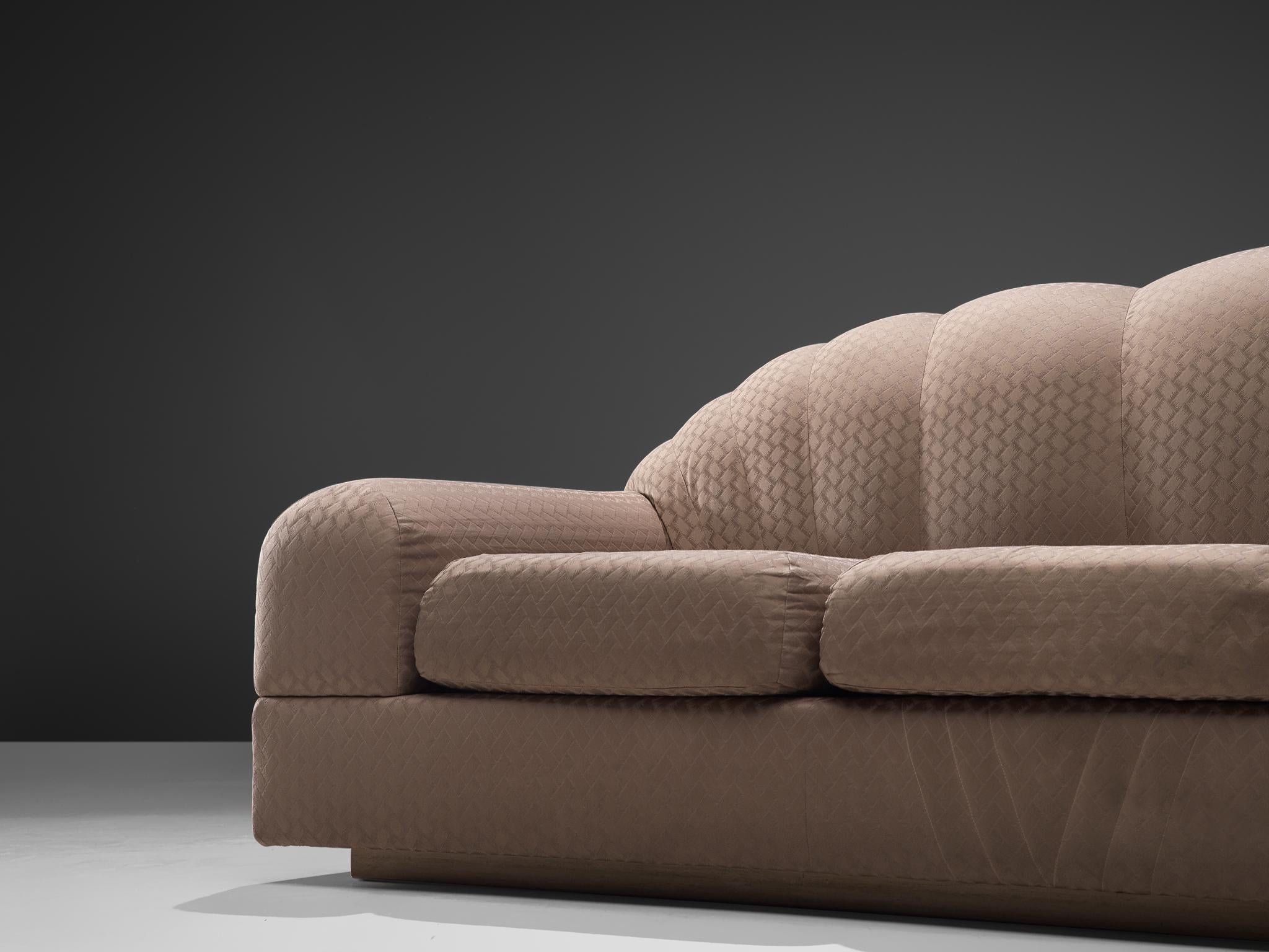 Dreisitzer-Sofa „Salon“ von Alain Delon mit taupefarbener Polsterung (Französisch) im Angebot