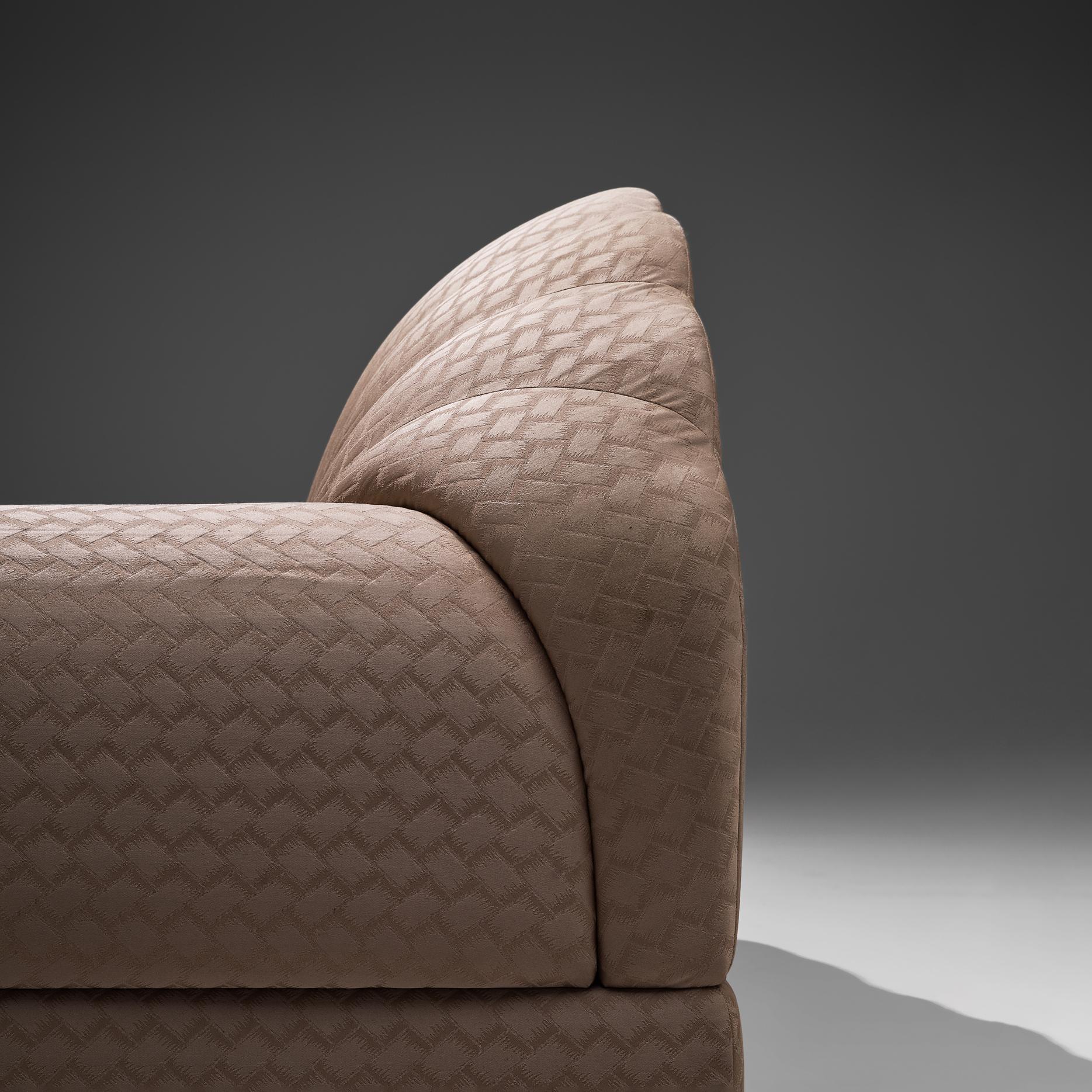 Dreisitzer-Sofa „Salon“ von Alain Delon mit taupefarbener Polsterung (Stoff) im Angebot