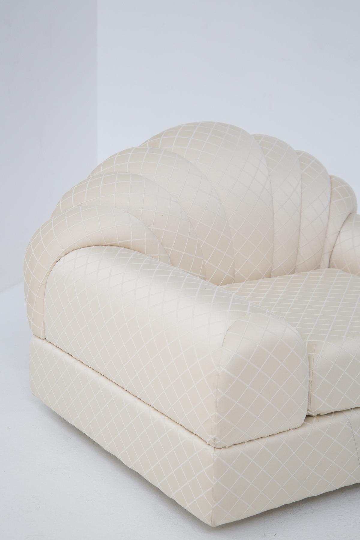 Die eleganten Vintage-Sessel wurden in den 70er Jahren von dem berühmten Alain Delon für den Edelhersteller Maison Jansen entworfen. Das Originaletikett von Alain Delon ist vorhanden. 
Die beiden Sessel zeichnen sich durch geschwungene Linien und