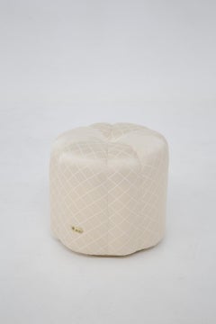 Pouf blanc vintage Salon Alain Delon, étiquette d'origine