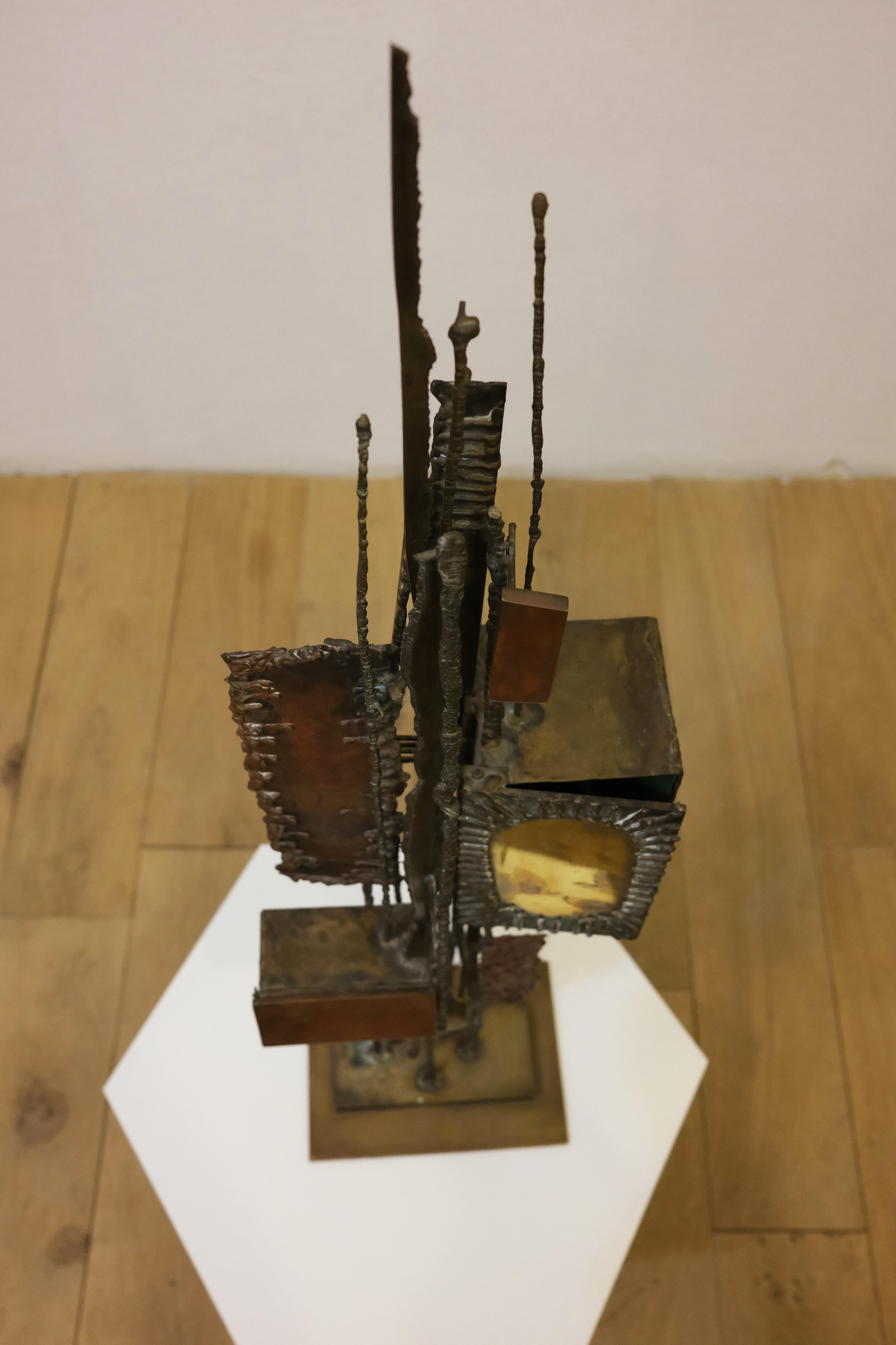 Alain Douillard (1929-2017), 
Sculpture totem, 
pièce unique,
métal doré brasé avec deux patines,
circa 1970, France.
Hauteur 111 cm, diamètre 28 cm.
