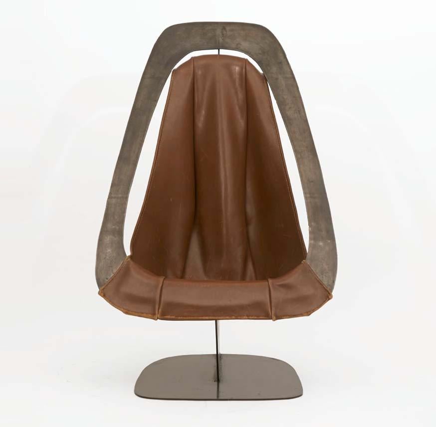 Stuhl aus Leder und Metall von Alain Douillard, um 1970.
Dieses schöne Stück ist ein großartiges Beispiel für die Arbeit des französischen Metallbildhauers Alain Douillard. Der Stuhl ist in gutem Originalzustand und wurde direkt vom Künstler
