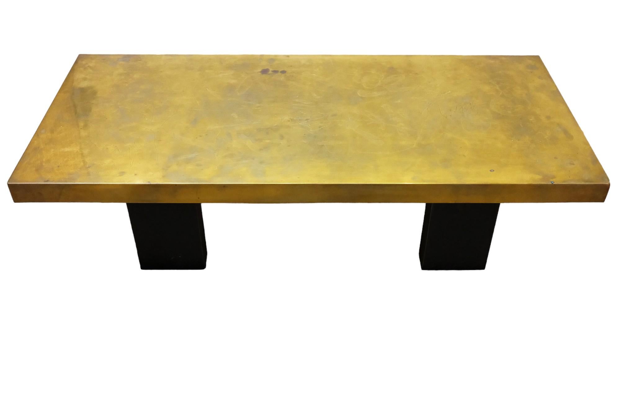 Alain Douillard,
table basse, plateau en laiton doré avec décor gravé,
base de fer,
circa 1970, France.
Hauteur 34 cm, largeur 125 cm, profondeur 57,5 cm.
