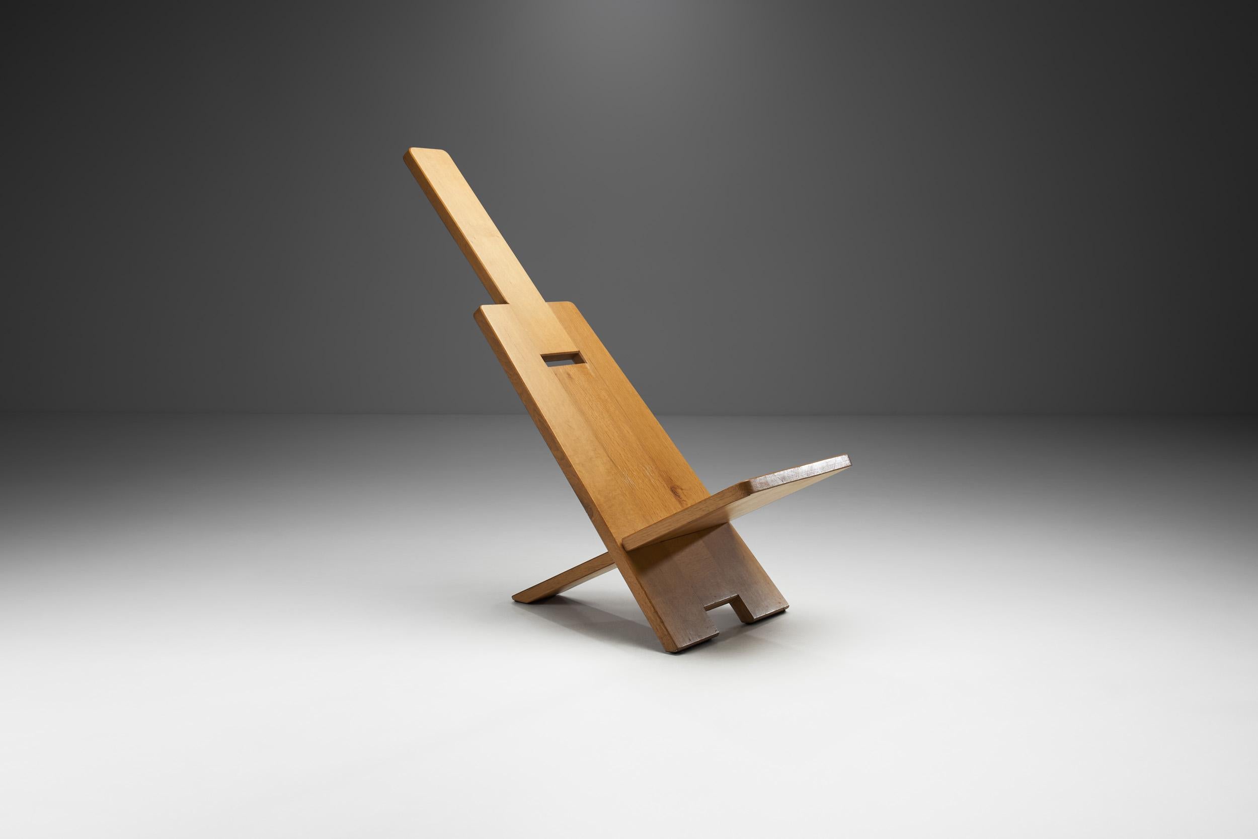 Cette chaise sculpturale du designer français Alain Gaubert est un clin d'œil au design minimaliste. La construction est aussi ingénieusement simple qu'elle est visuellement frappante.

La chaise est fabriquée en chêne massif et chaque chaise a été
