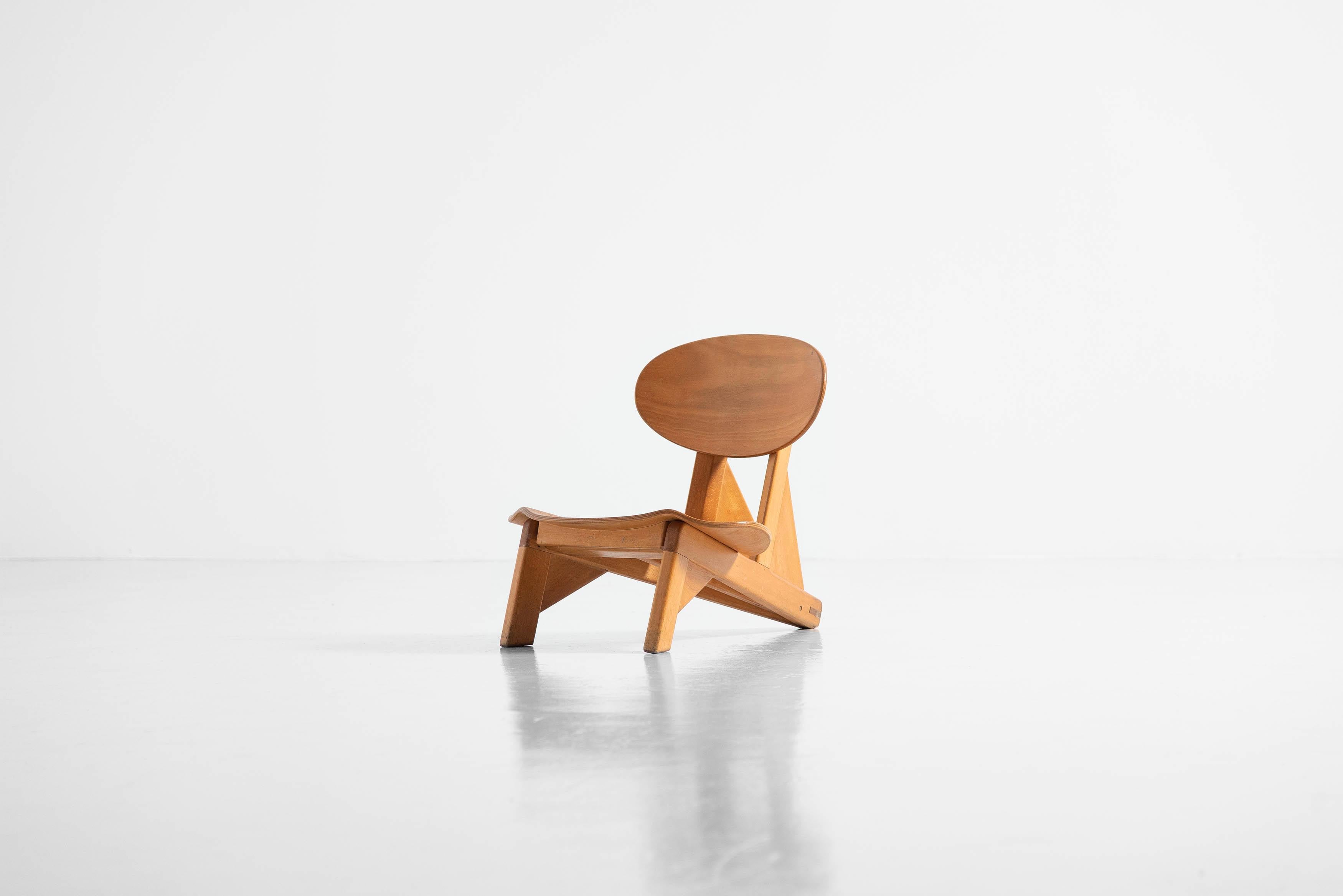 Rare chaise basse et tabouret en 1:: design et réalisé par Alain Gaubert:: France 1950. Cette petite chaise réglable est signée du designer Alain Gaubert. La forme de cette chaise est vraiment unique car l'assise incurvée est rare pour les créations