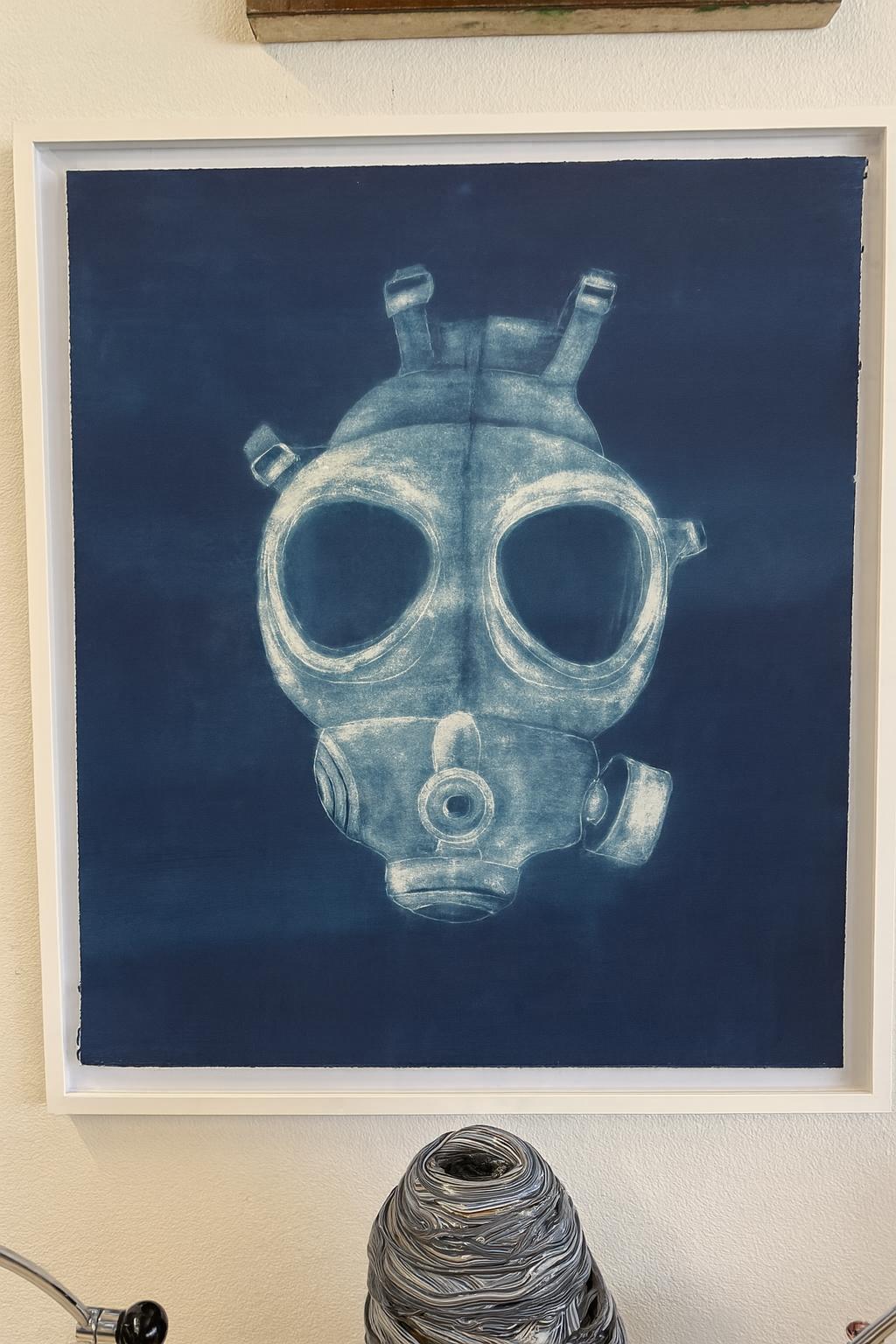 Ein wunderbares Kunstwerk des französischen Künstlers Alain Gerard Clement. Der Künstler hat Papier fotografiert und es dann als Fotogrammetrie mit einer von ihm geschaffenen Zeichnung einer Gasmaske belichtet. Eine ganz eigene Interpretation des