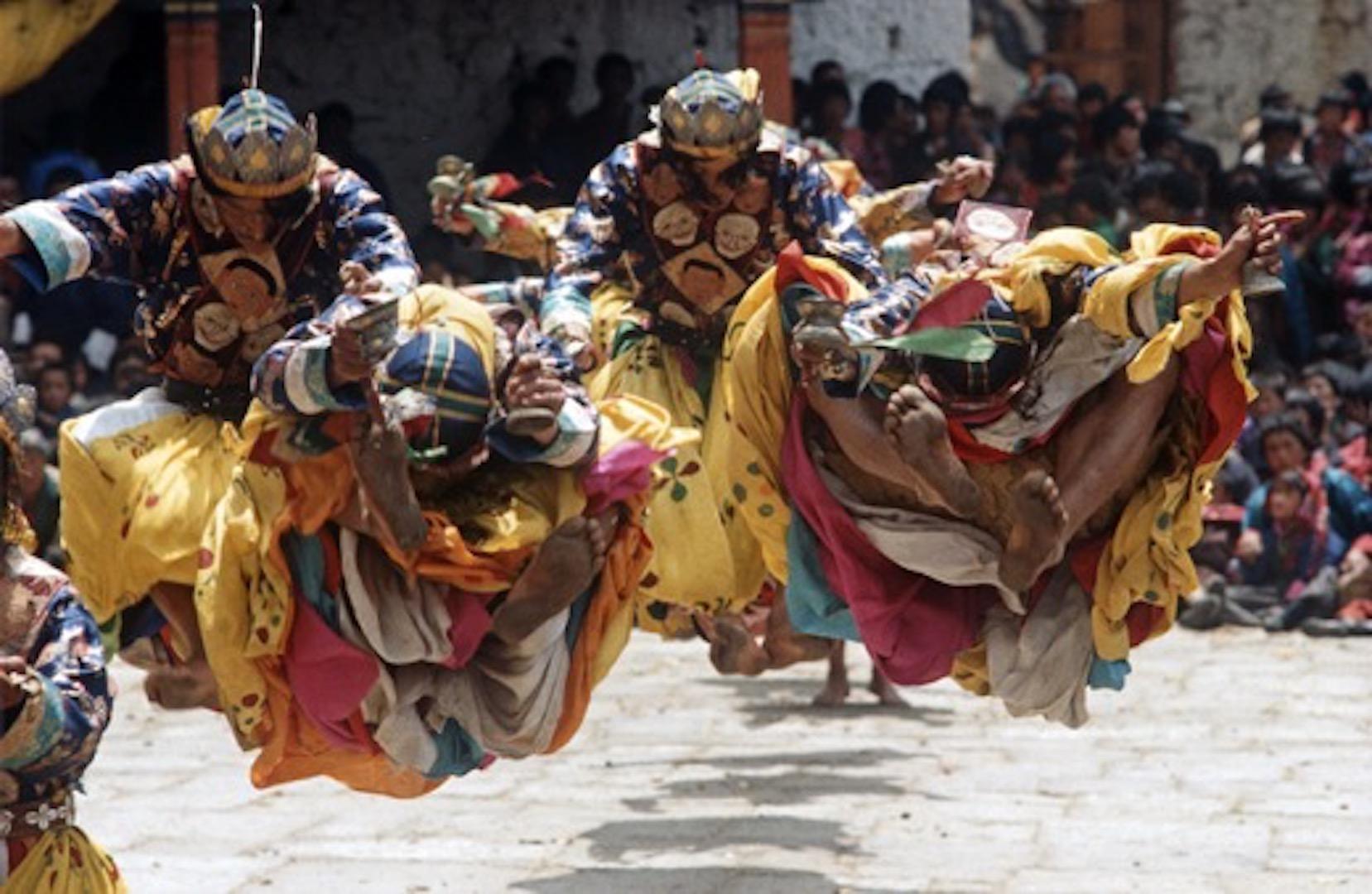 Alain Le Garsmeur Color Photograph – 'Bell Dancers Bhutan' 1985 Limitierte Auflage Archivalischer Pigmentdruck 