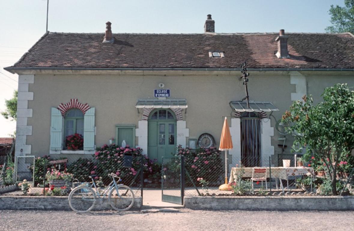 Landscape Photograph Alain Le Garsmeur - Impression pigmentaire d'archives « French Cottage » en édition limitée, 1976 