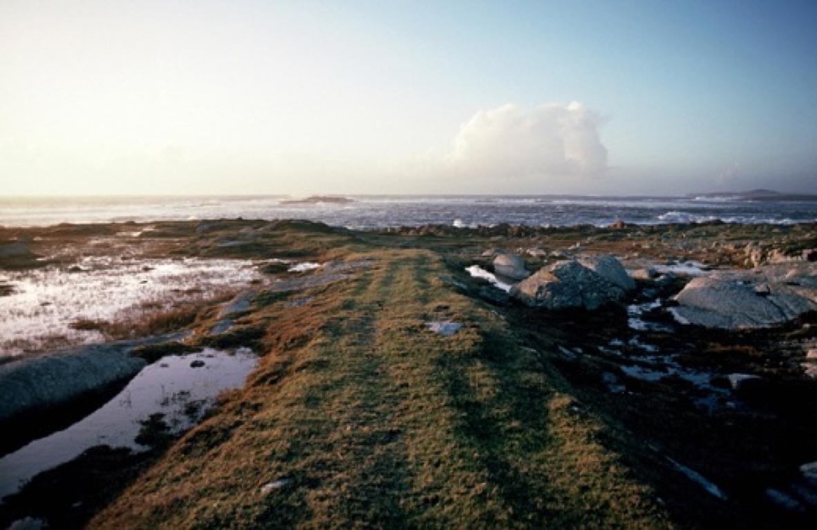 Alain Le Garsmeur Color Photograph – „Inish Turbot Coast“ 1978 Limitierte Auflage Archivalischer Pigmentdruck