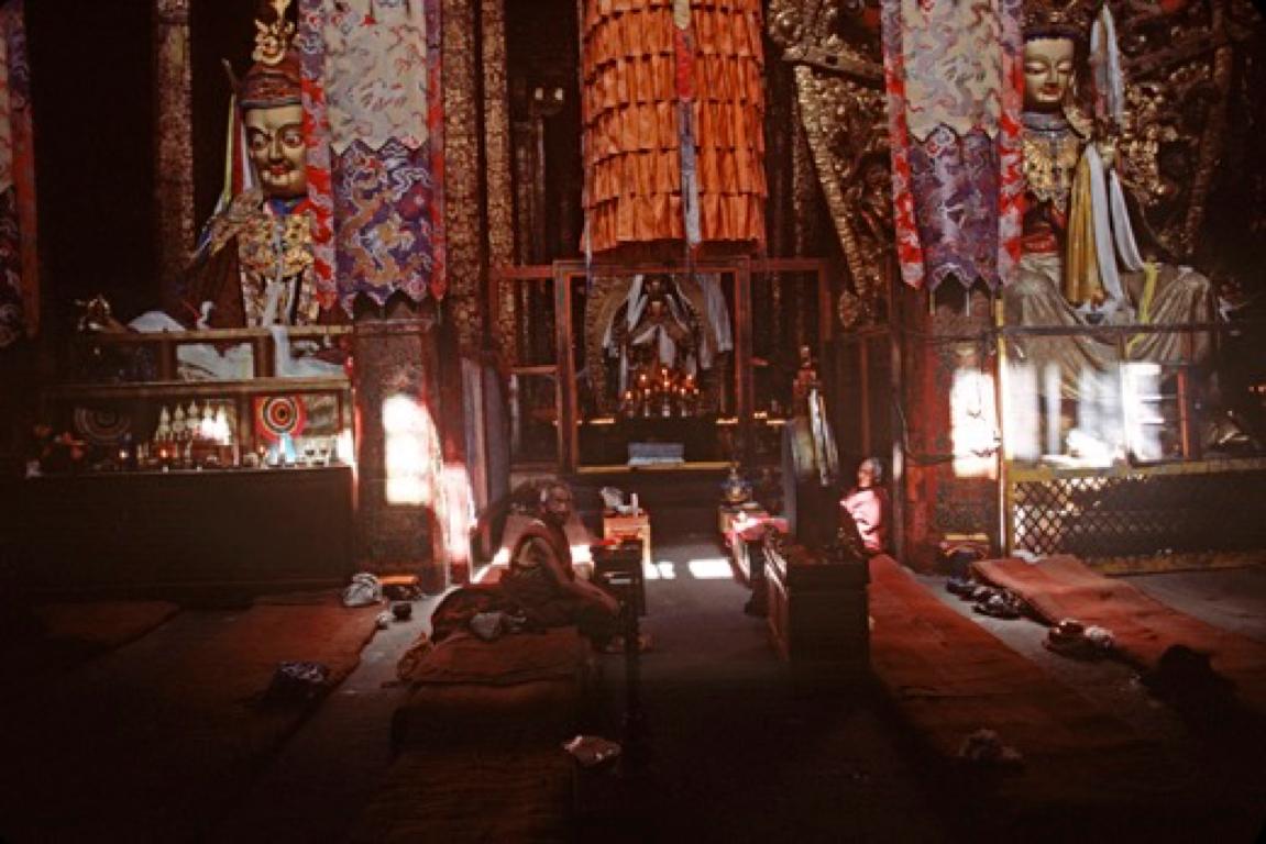 Color Photograph Alain Le Garsmeur - Impression pigmentaire d'archives Jokhang Monks en édition limitée, 1985 